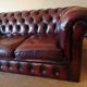 Three-seater burgundy burgundy leather chesterfield sofa