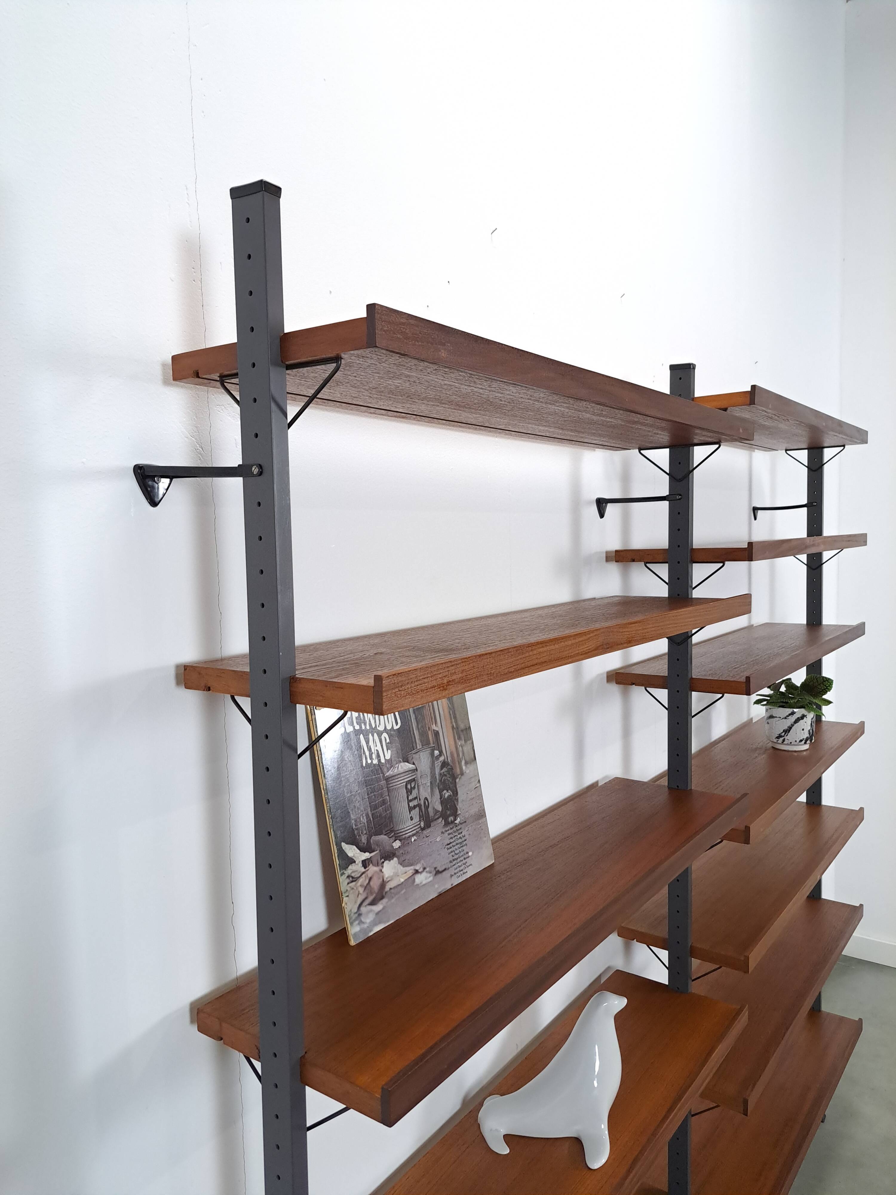 Mid Century Olof Pira Zweden teak modulair LP wandsysteem