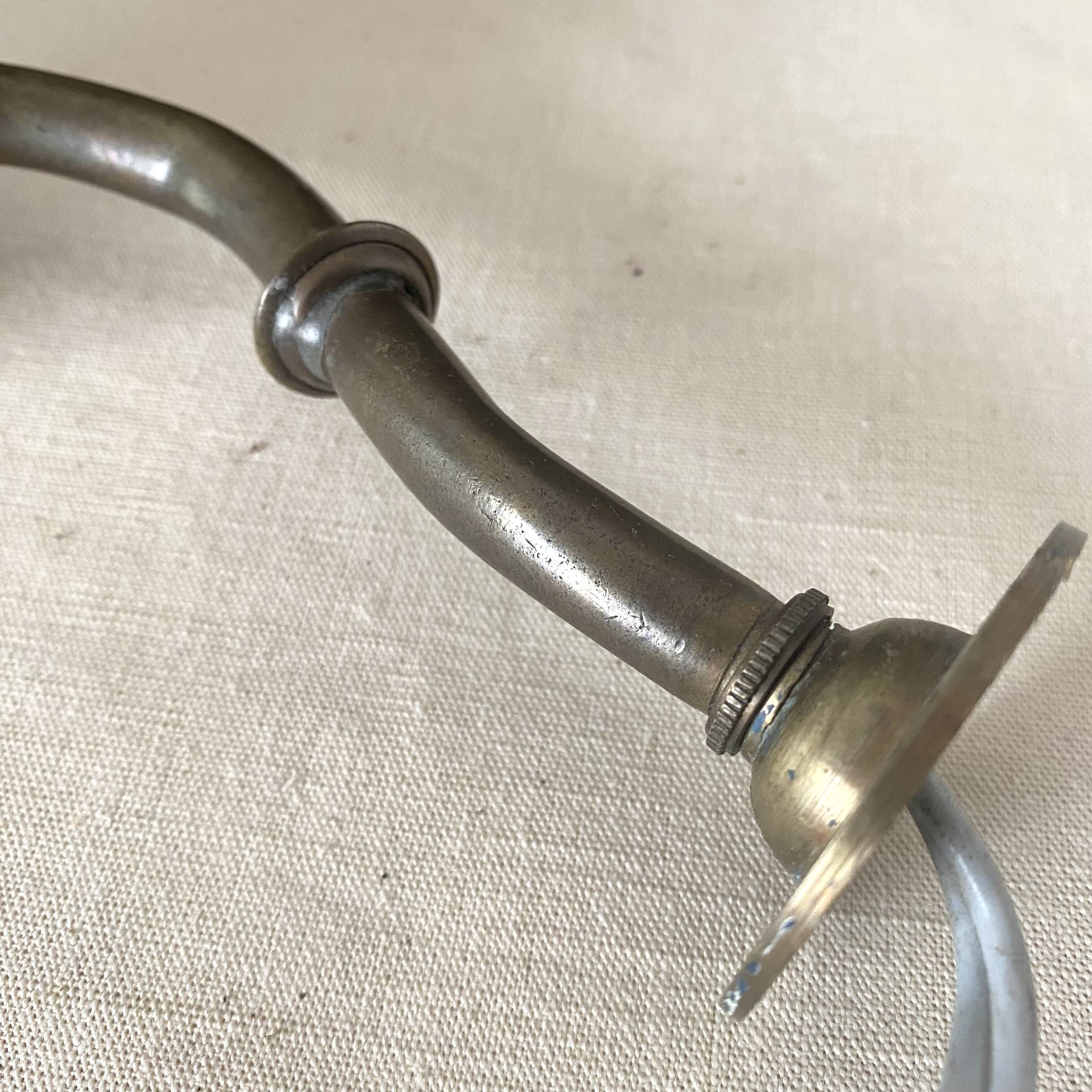Applique ancienne col de cygne, tulipe de verre gravée