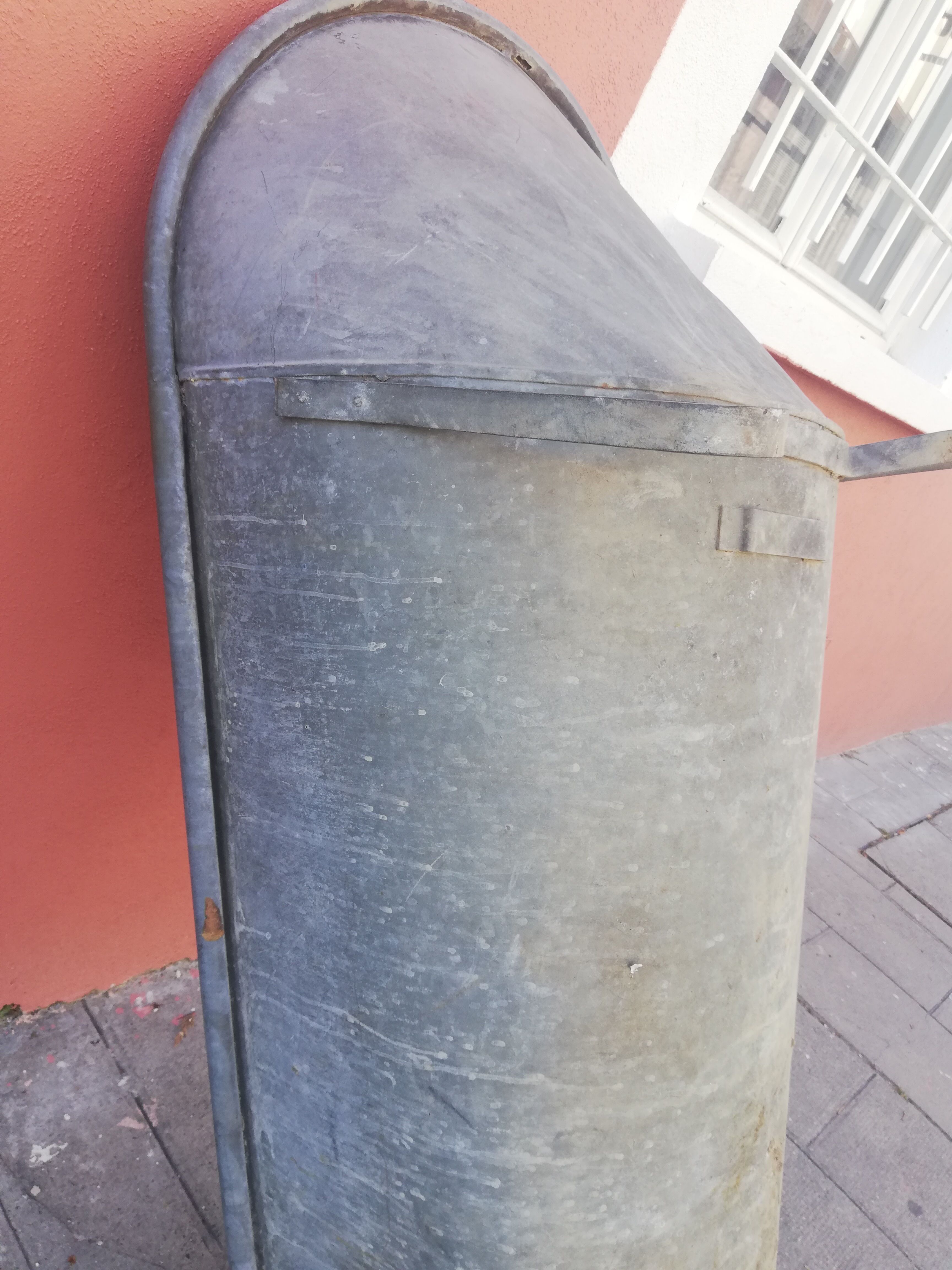 Ancienne baignoire en zinc.
