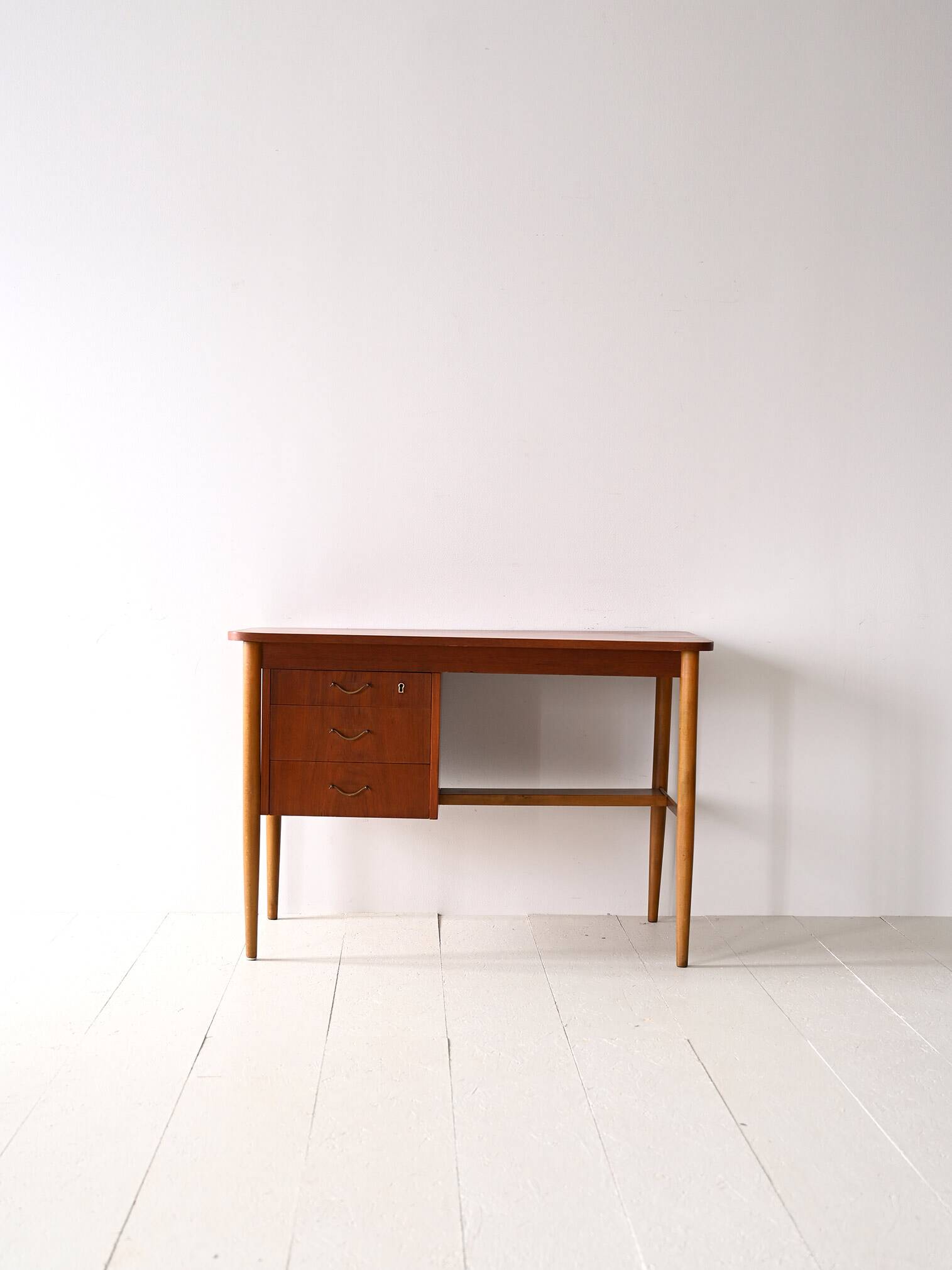 Nordic desk with drawers