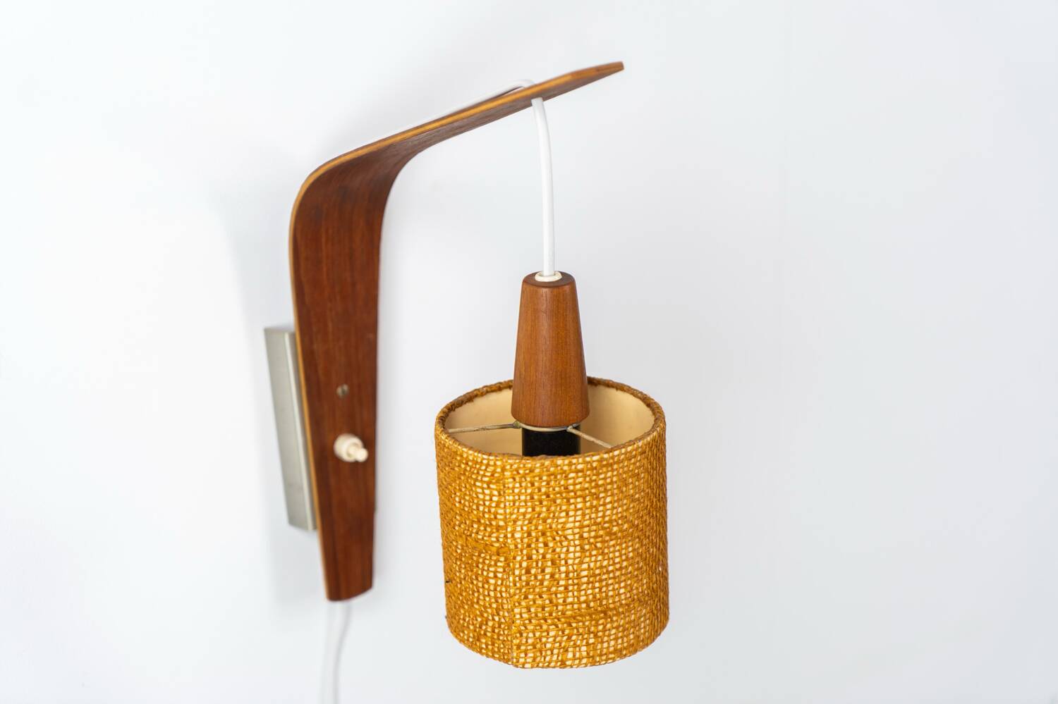 Applique en contreplaqué et sisal (Danemark, années 1960).
