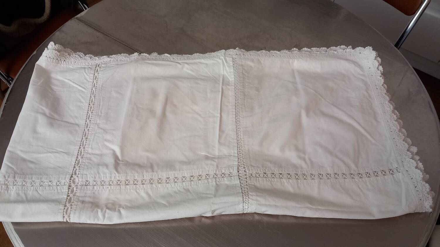 Nappe blanche carrée brodée