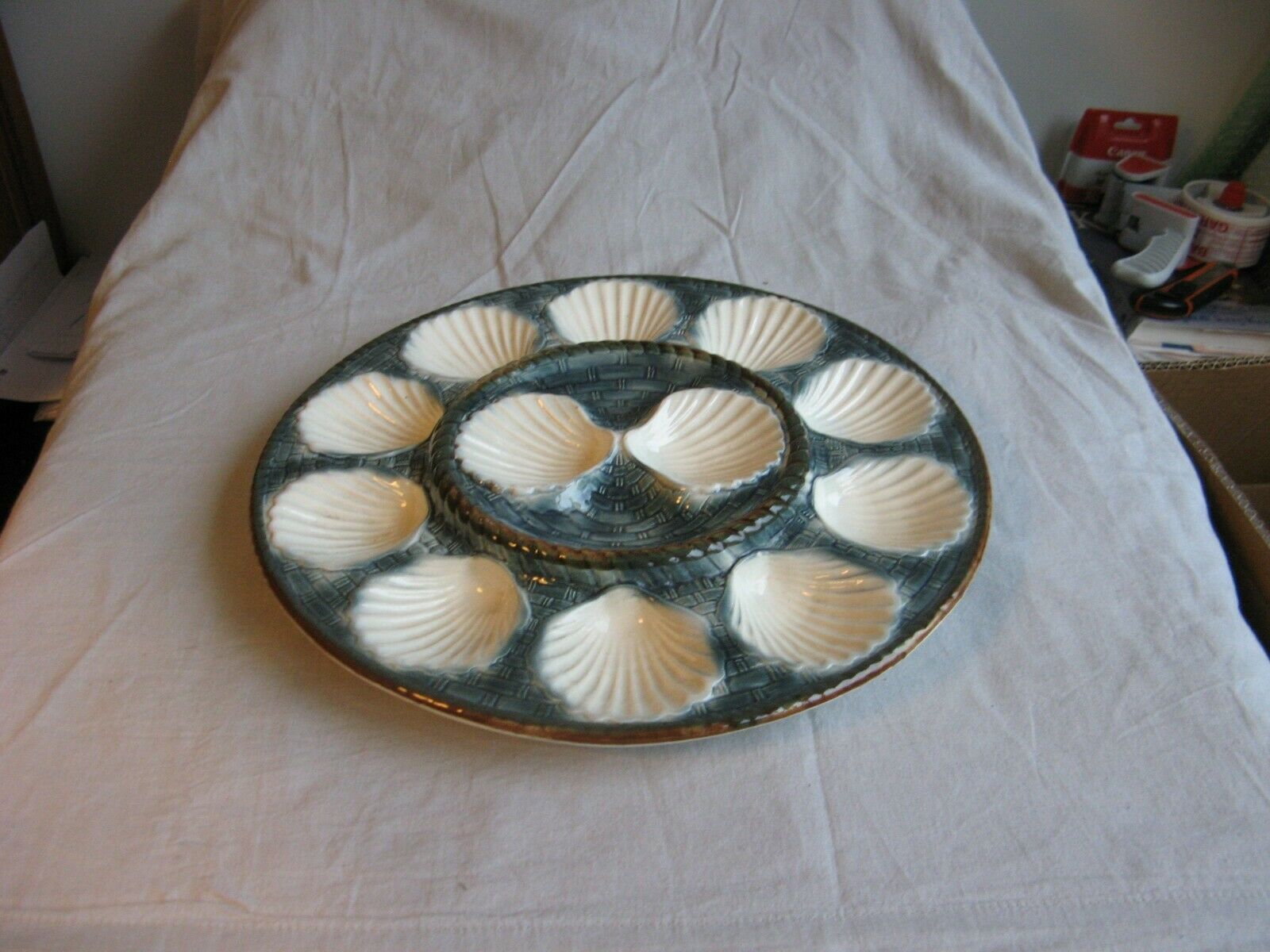 Oyster dish in majolic or dabbling for 12 shells