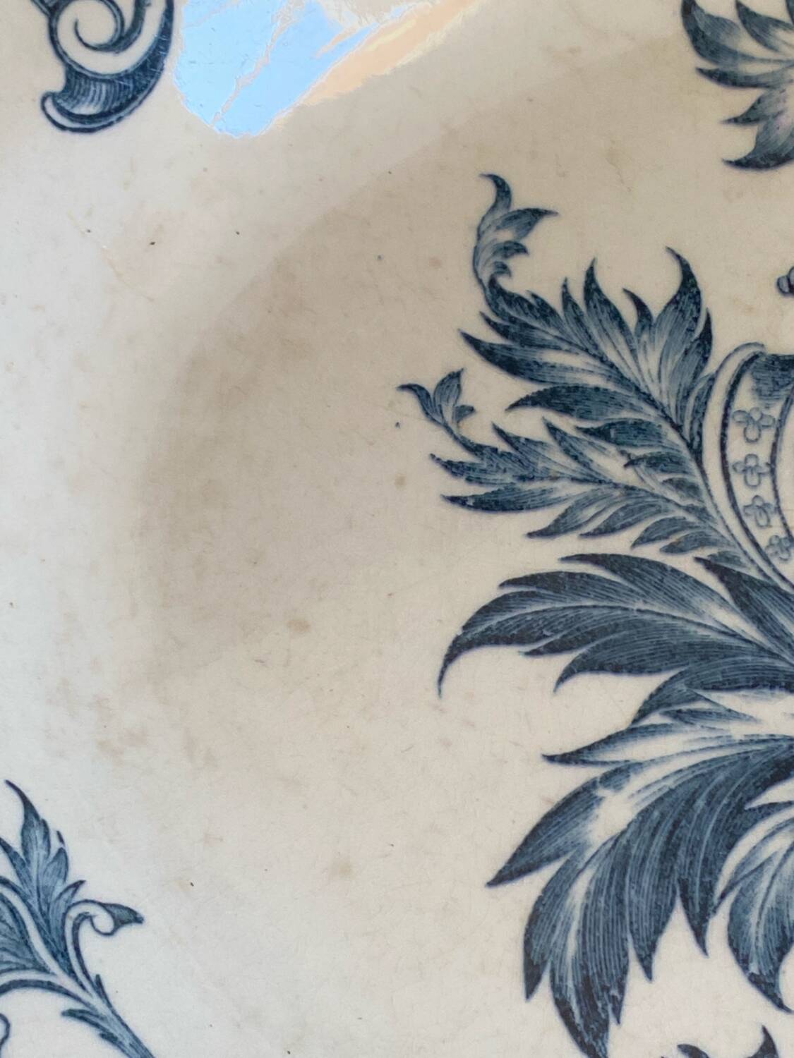 Plat de service ovale en terre de fer, Longwy, XIXe