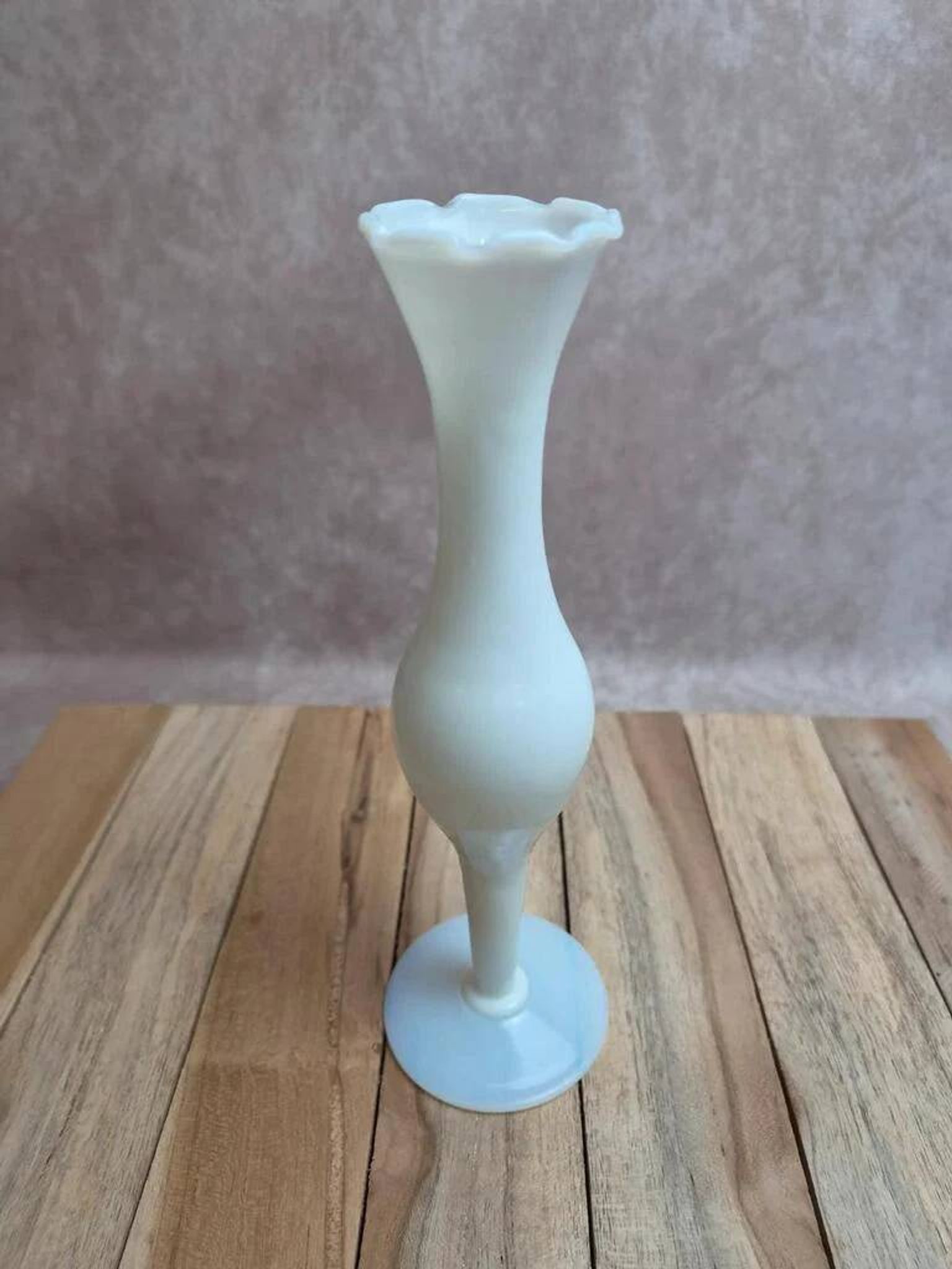 Small single-flower vase in white opaline – Vintage elegance
