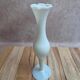 Petit vase soliflore en opaline blanche – Élégance vintage
