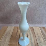 Small single-flower vase in white opaline – Vintage elegance