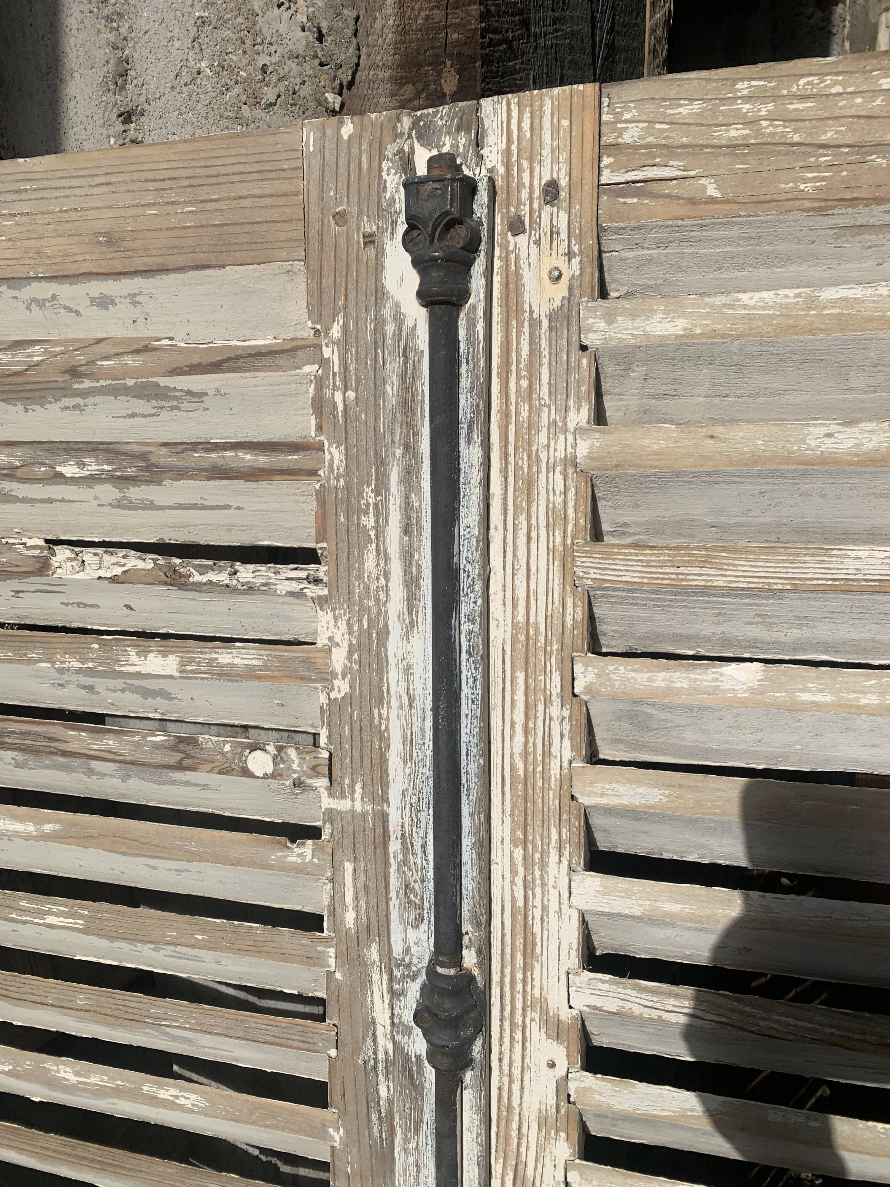Paire de persiennes en bois patiné