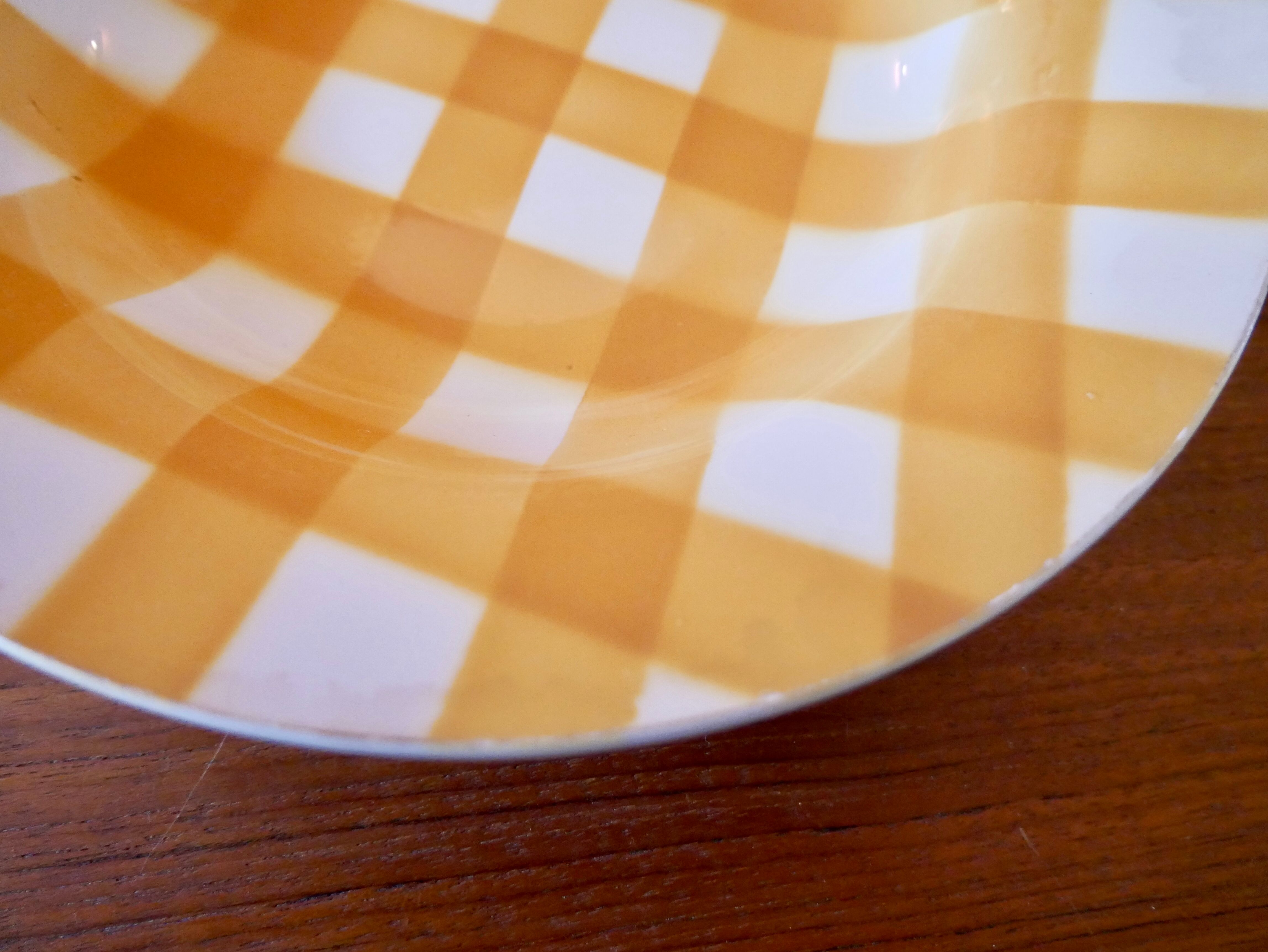 6 hollow plates with yellow and white checkered