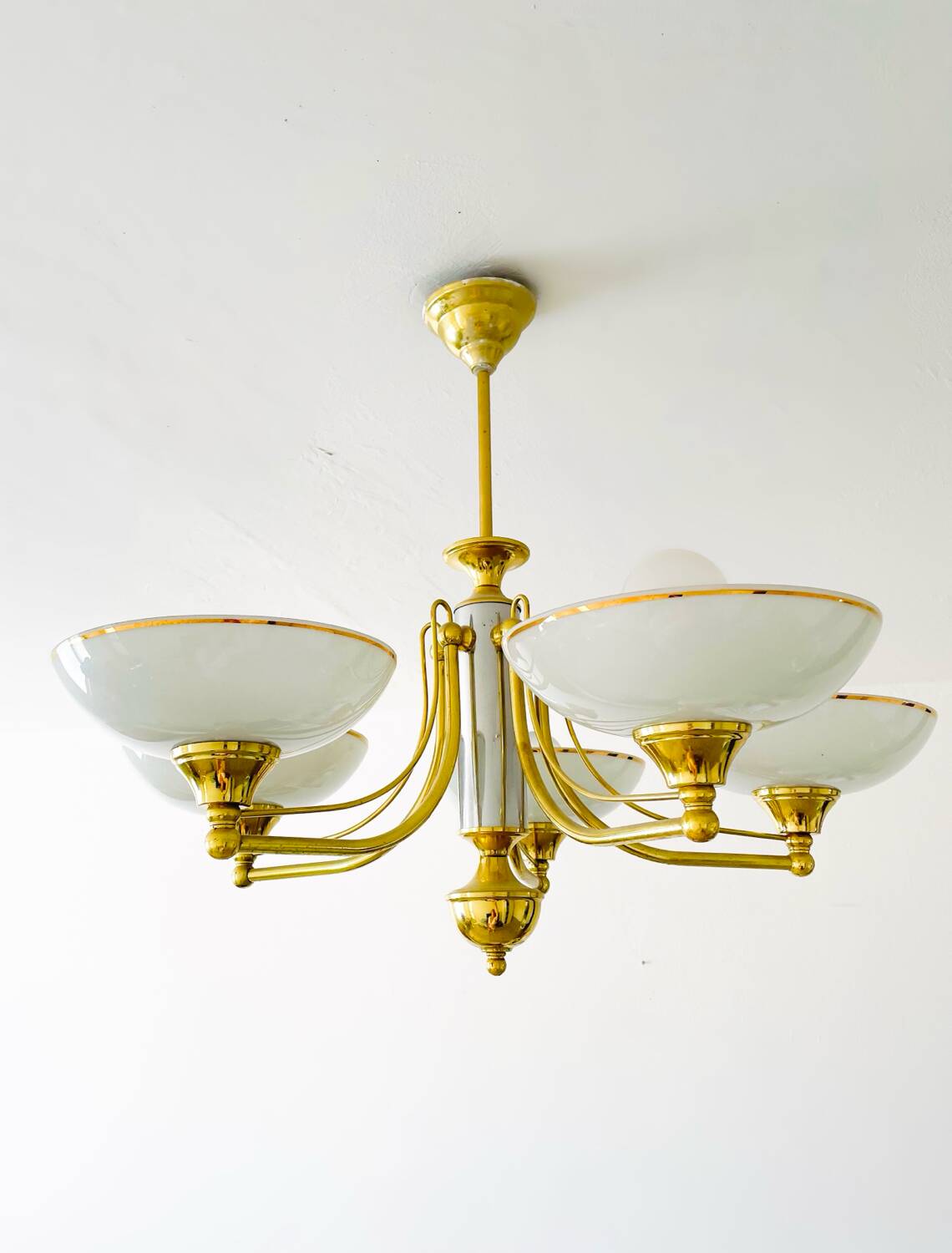 Lustre vintage en laiton & verre opalin – 5 branches – 60 × 54 cm