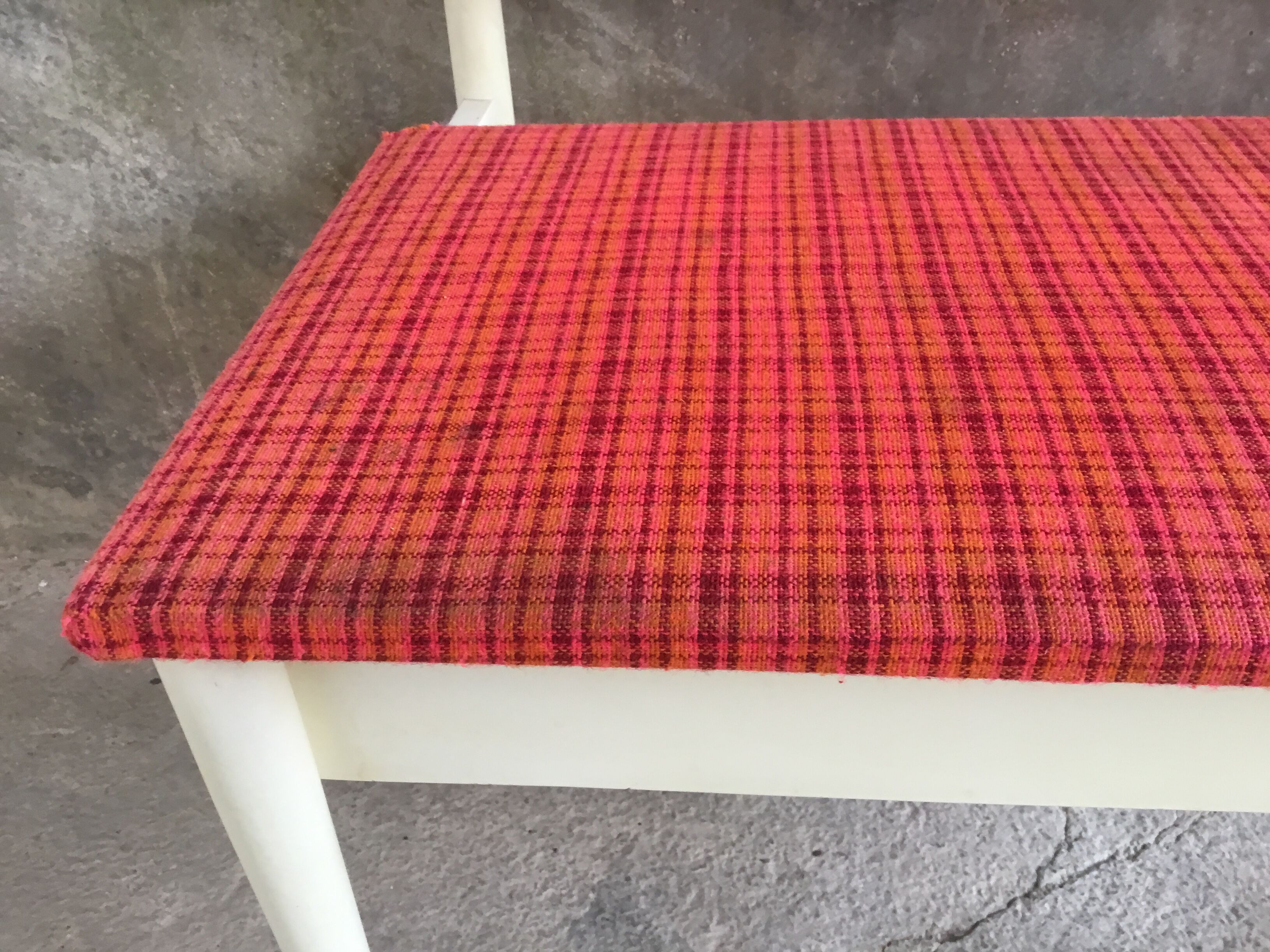 Coffre banquette vintage bois laqué blanc et tissus - 1970