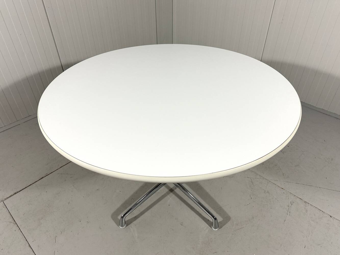 Round dining table by Charles & Ray Eames, Herman Miller, 1960s.