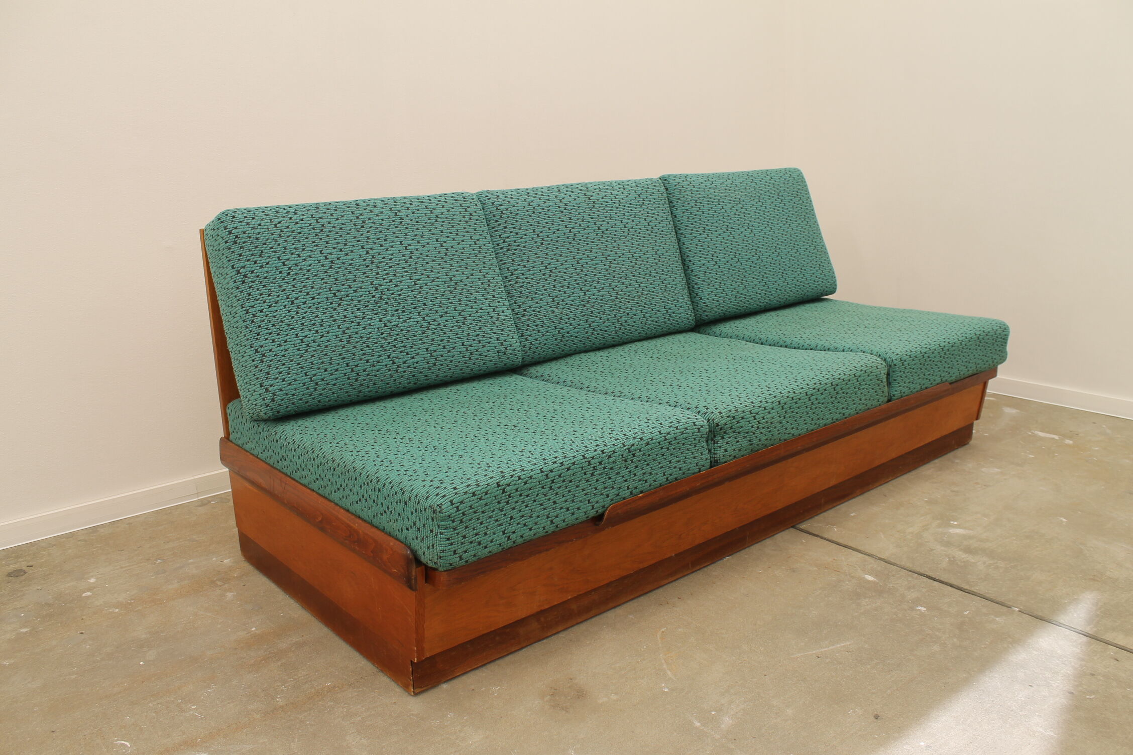Mid century sofabed in walnut by jindrich halabala for up zavody, 1950´s
