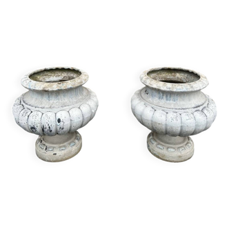 Pair of Médicis vases with fluting in cast iron