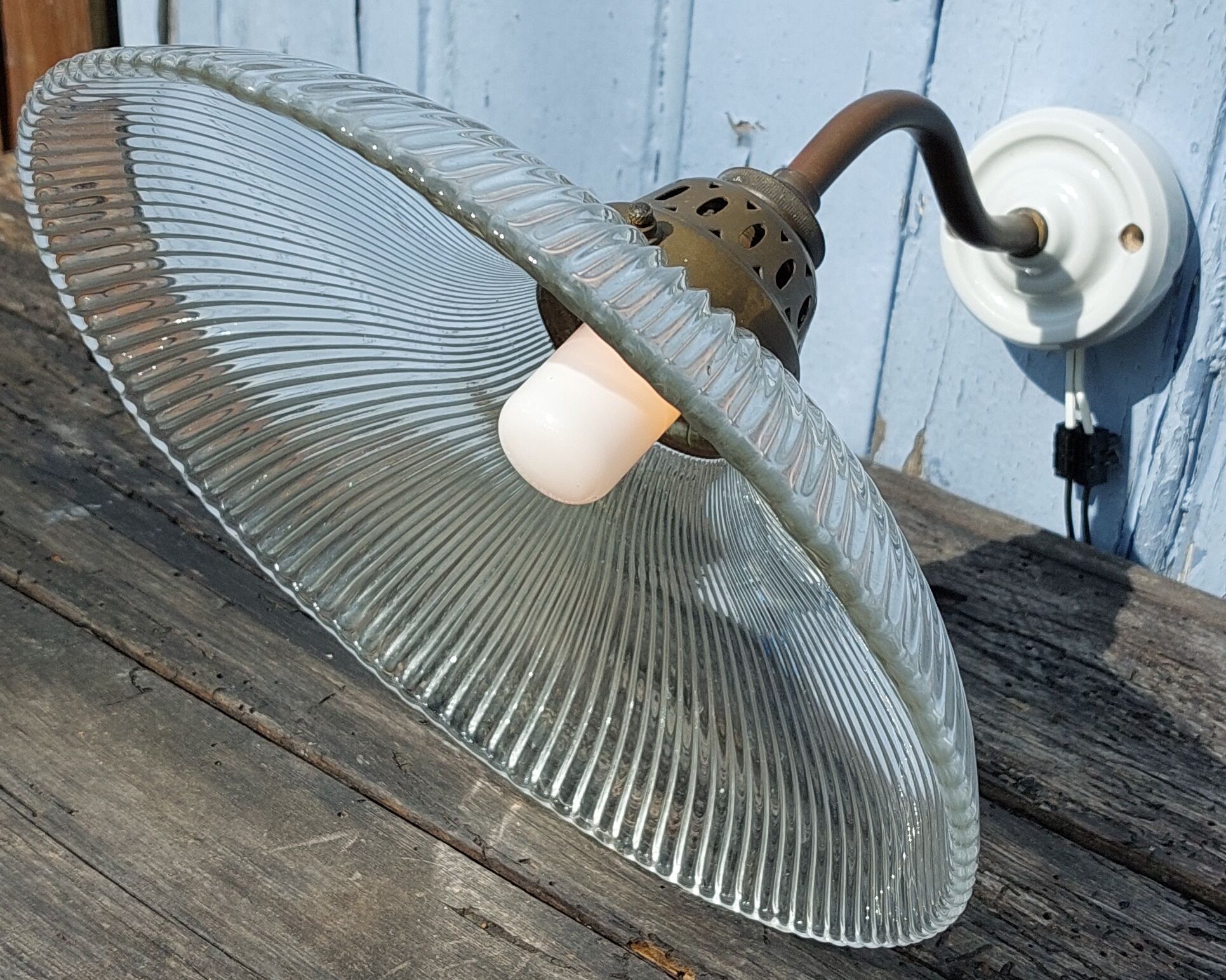 Holophanous wall lamp