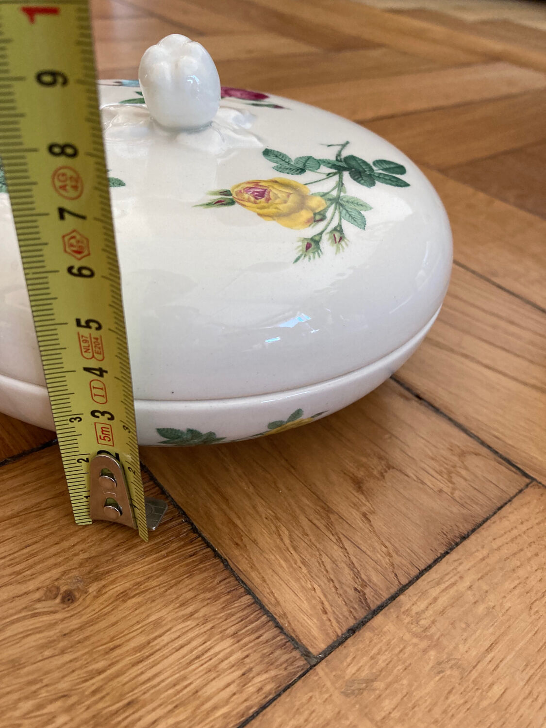 Bonbonnière / Gien earthenware box with pink motif