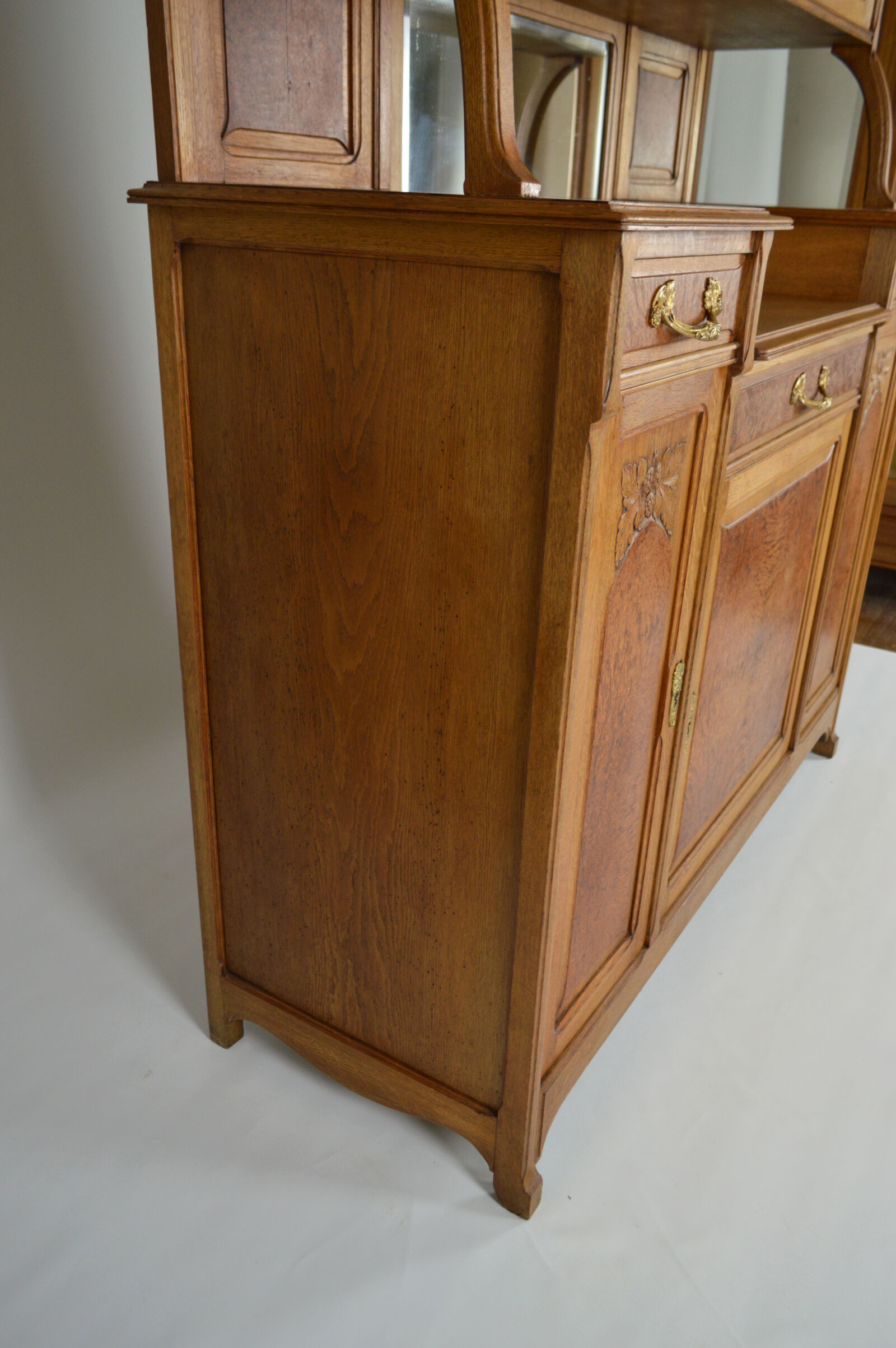 Buffet art nouveau en chêne et loupe, modèle au platane, vers 1910