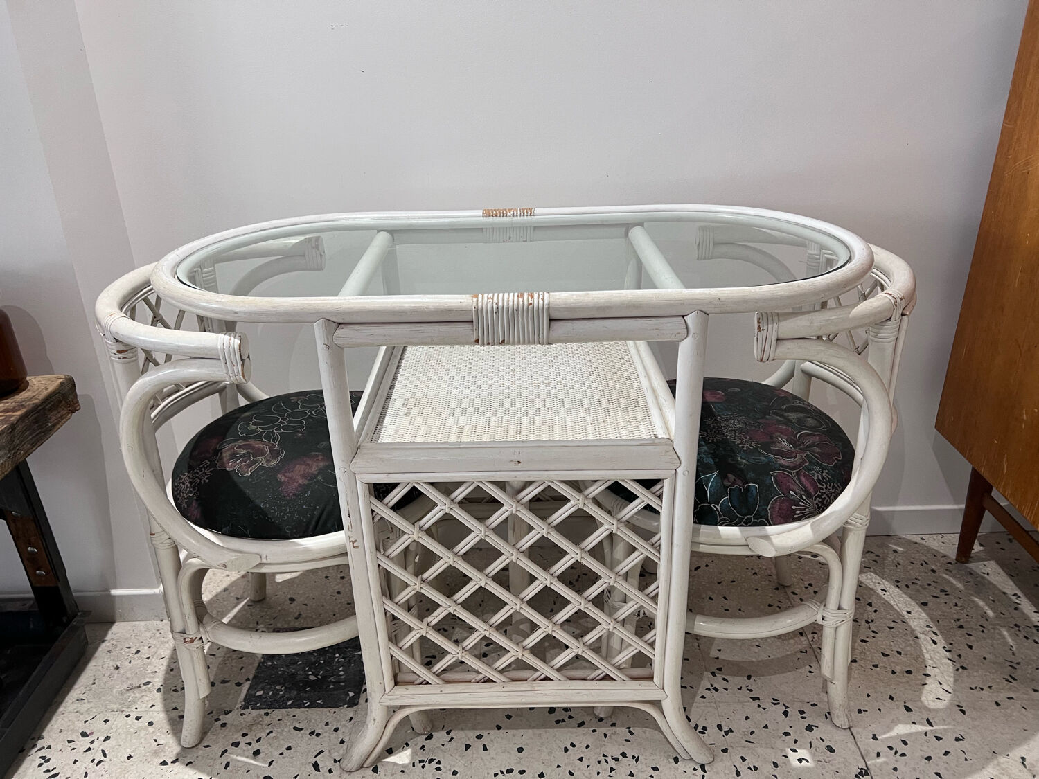 Rattan head-to-head table with vintage armchairs