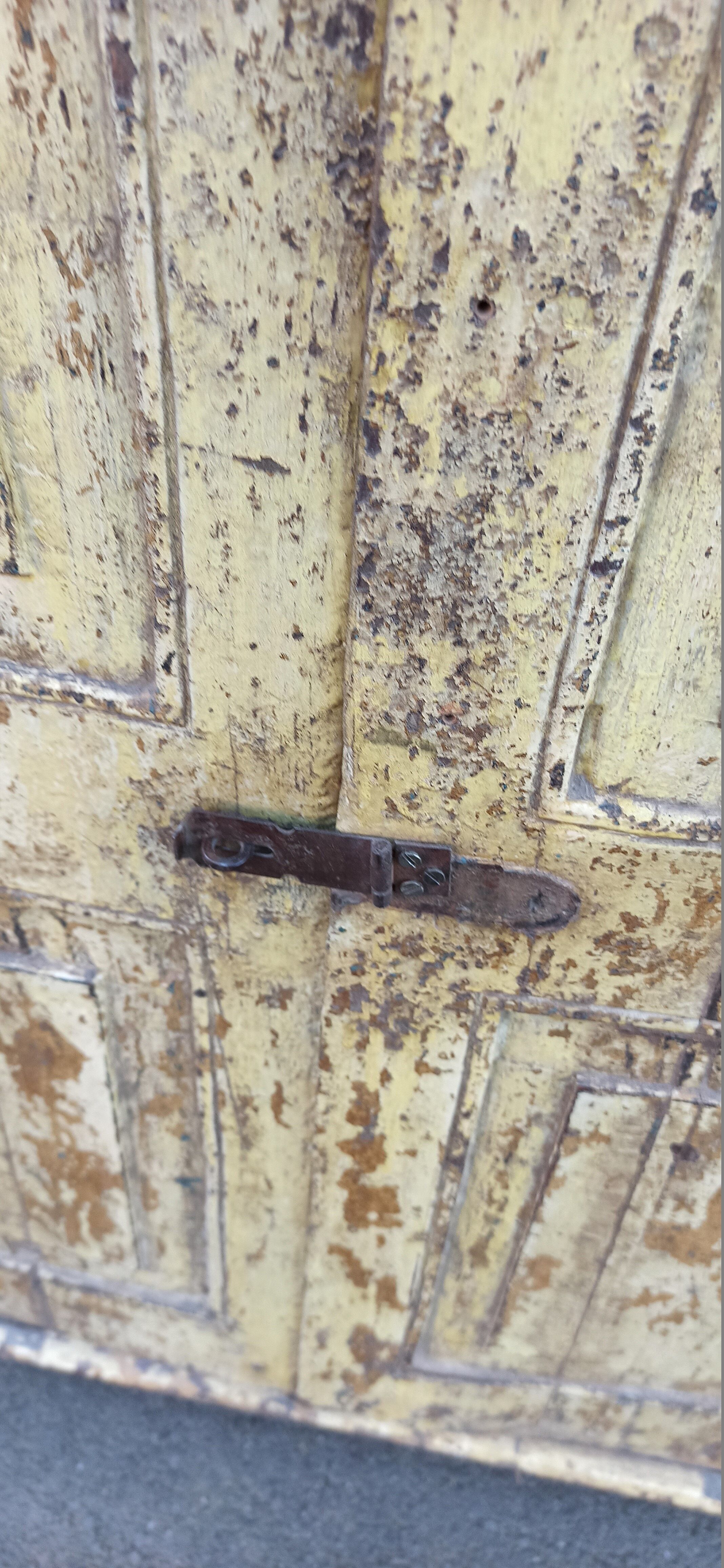 Armoire ancienne et profonde en bois