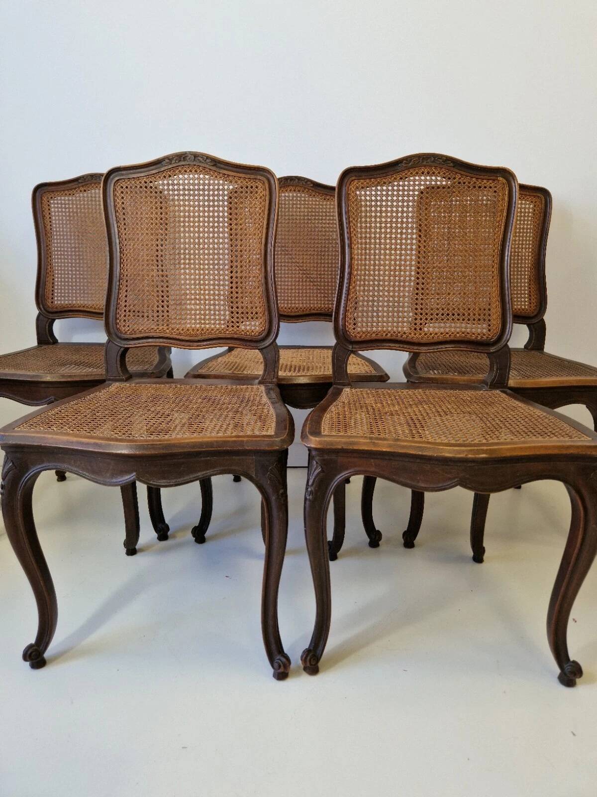 Ensemble de 6 chaises de salle à manger antiques en style Louis XV avec dossier en osier provençal.