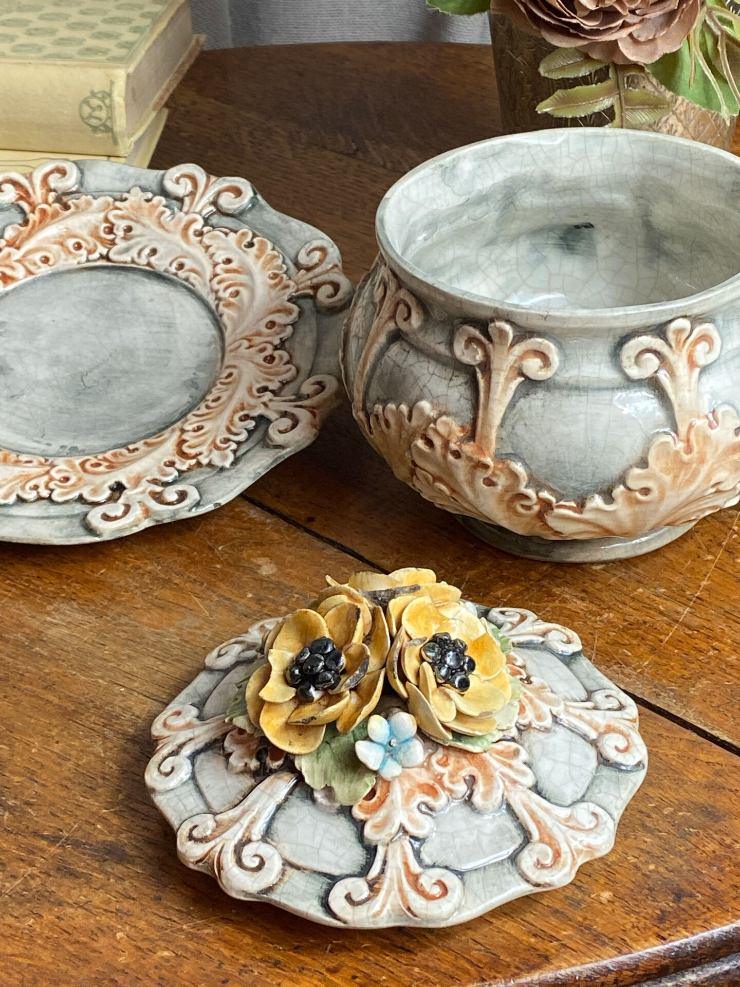 Bonbonnière in slipware