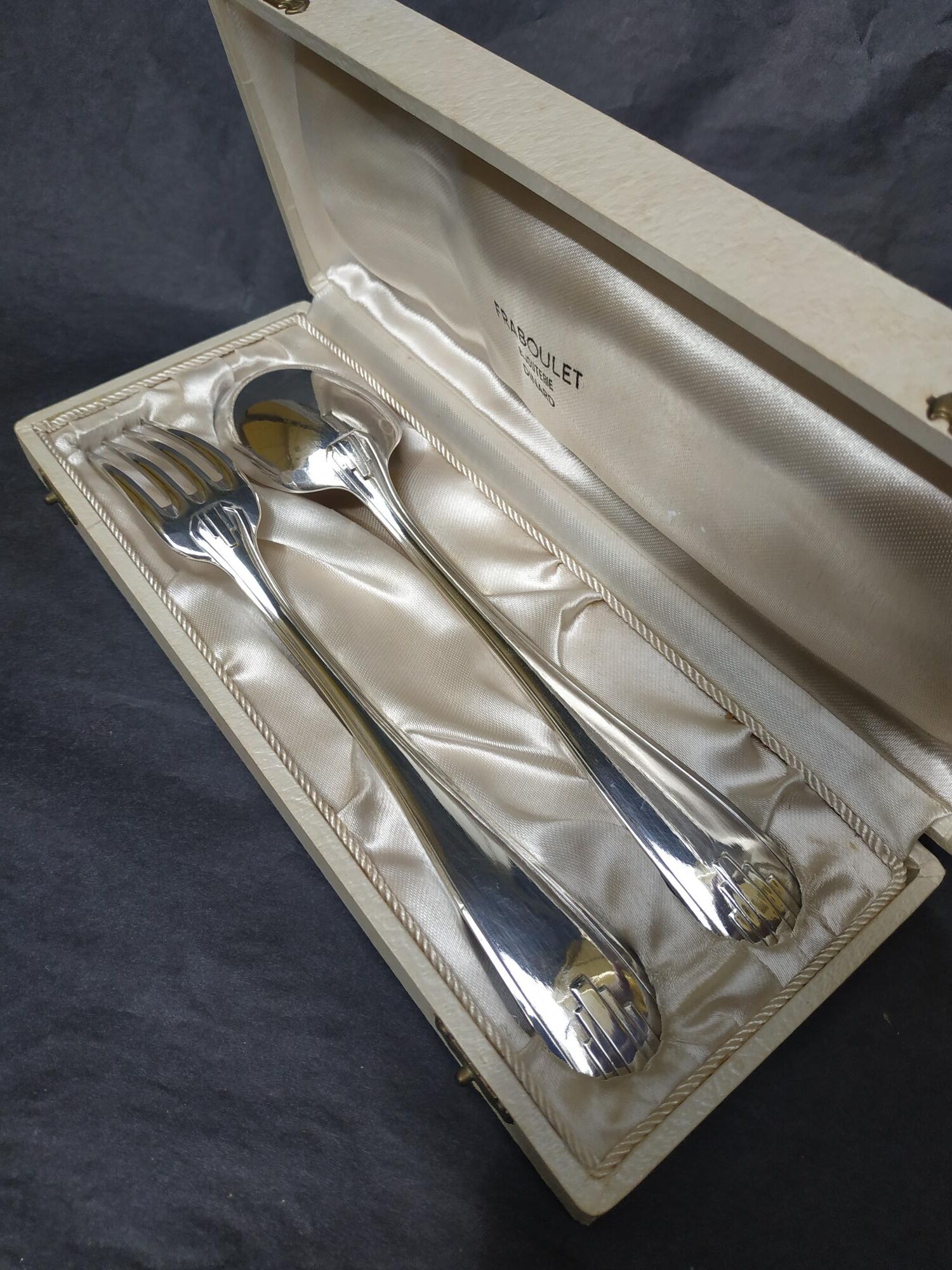 Individual covered box in silver metal