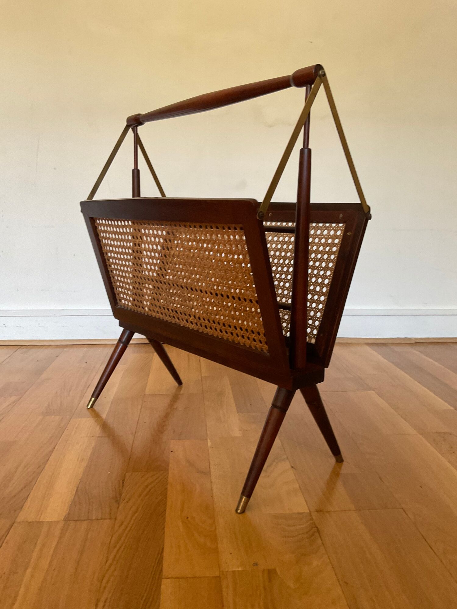 Foldable magazine holder in mahogany cannage and brass