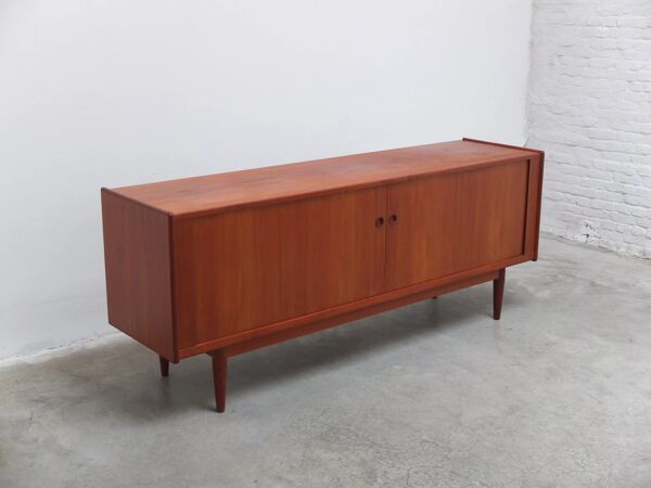 Buffet en teck danois avec portes tambour, années 1960.