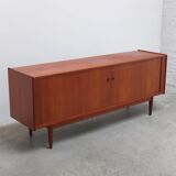 Buffet en teck danois avec portes tambour, années 1960.