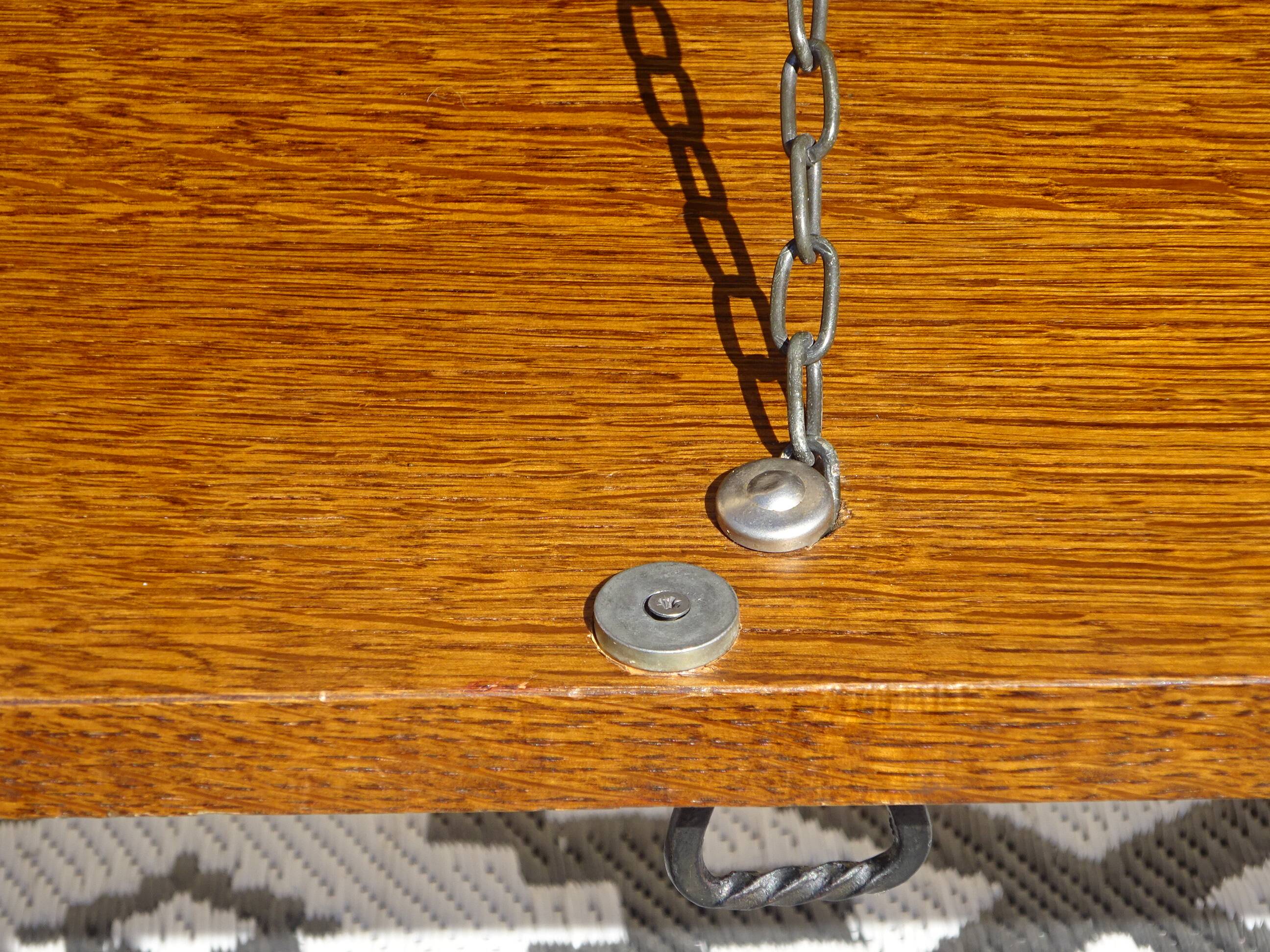 Meuble en forme de pétrin sur roulettes