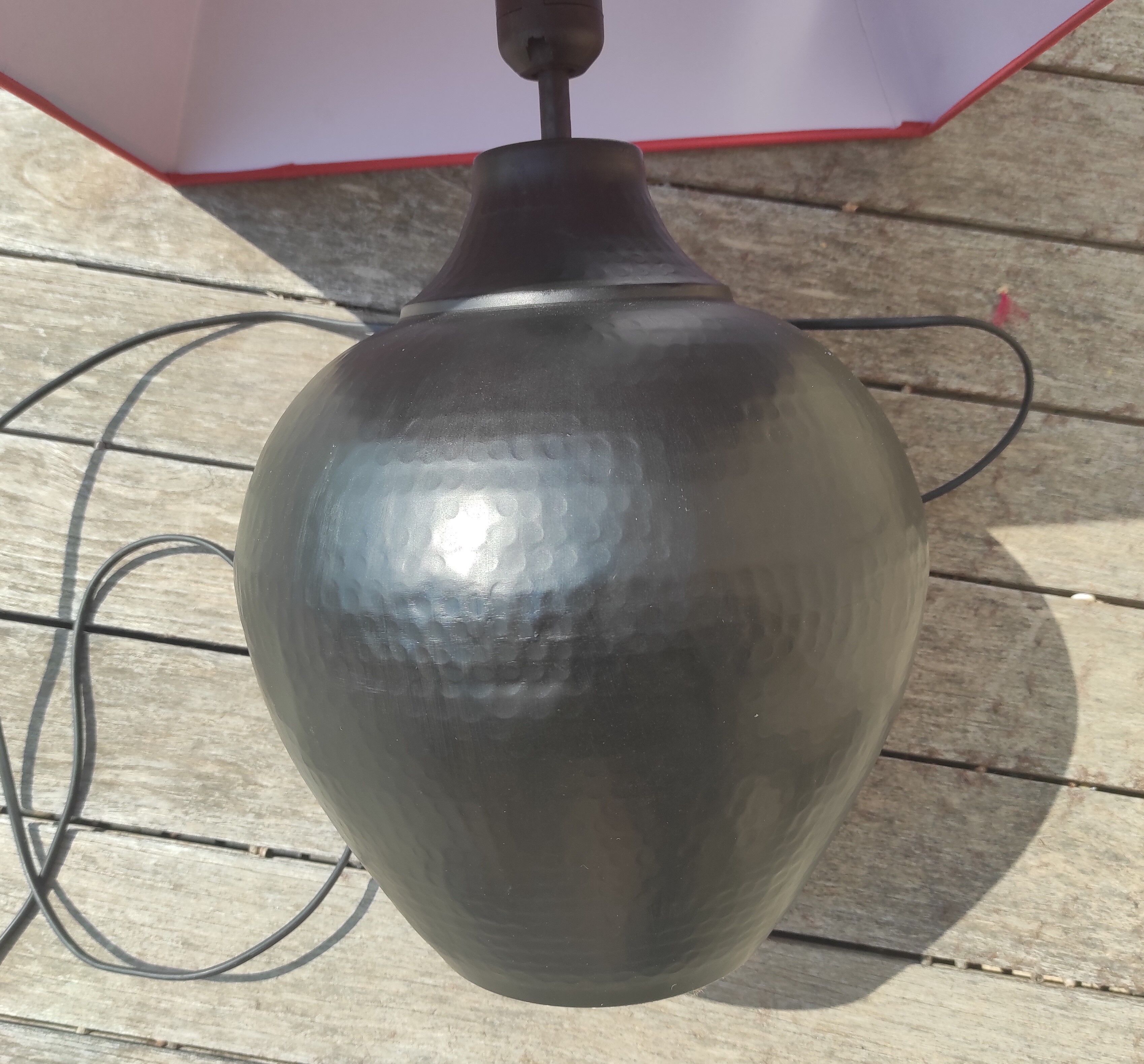 Black hammered metal lamp Aubry Gaspard with red lampshade