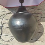 Black hammered metal lamp Aubry Gaspard with red lampshade
