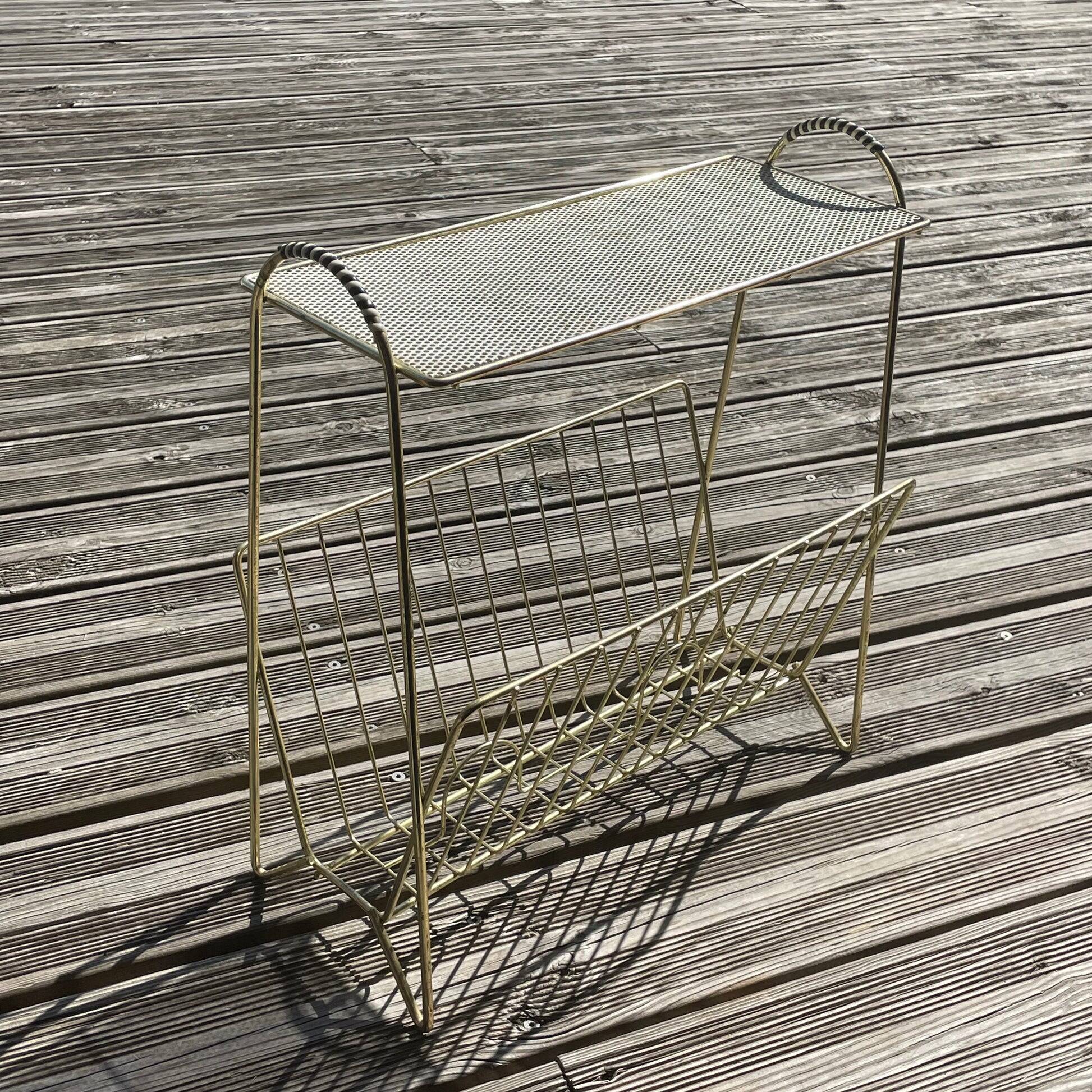 Metal wire and perforated sheet magazine rack
