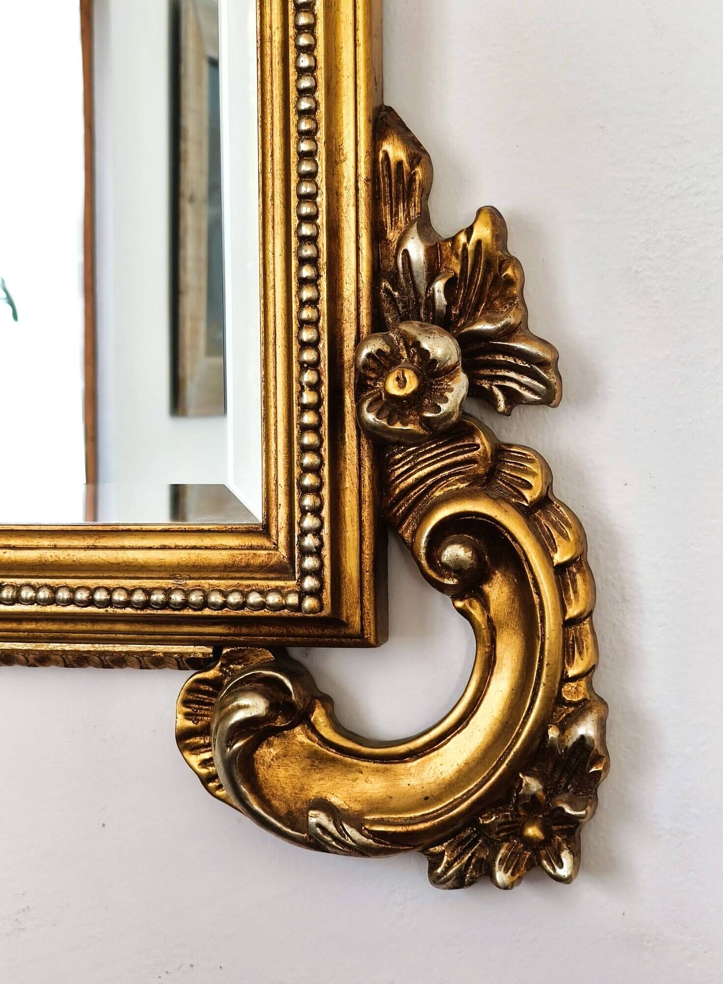 Large Italian mirror in carved wood, traditional gilding, 1980s.