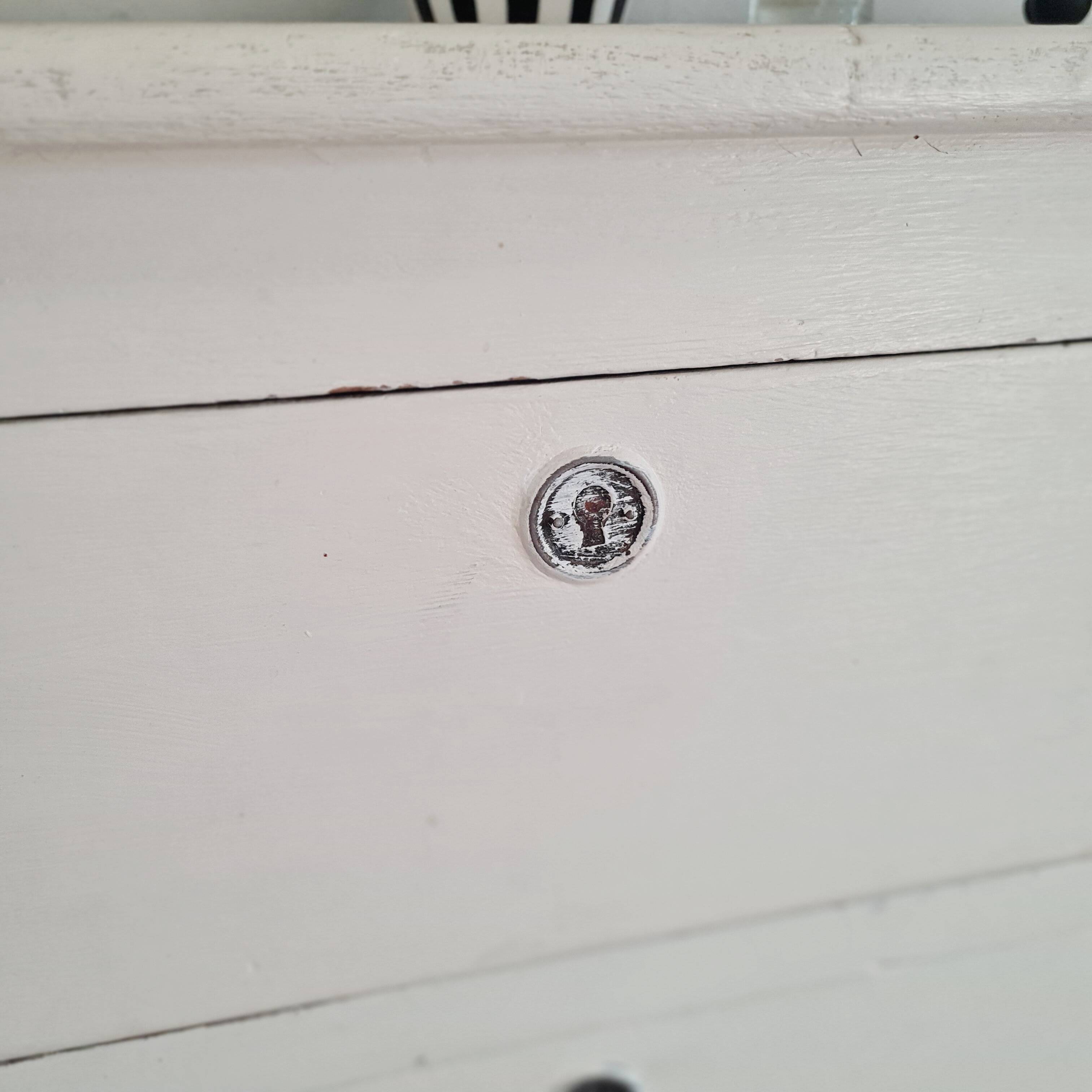 Old white wooden chest of drawers