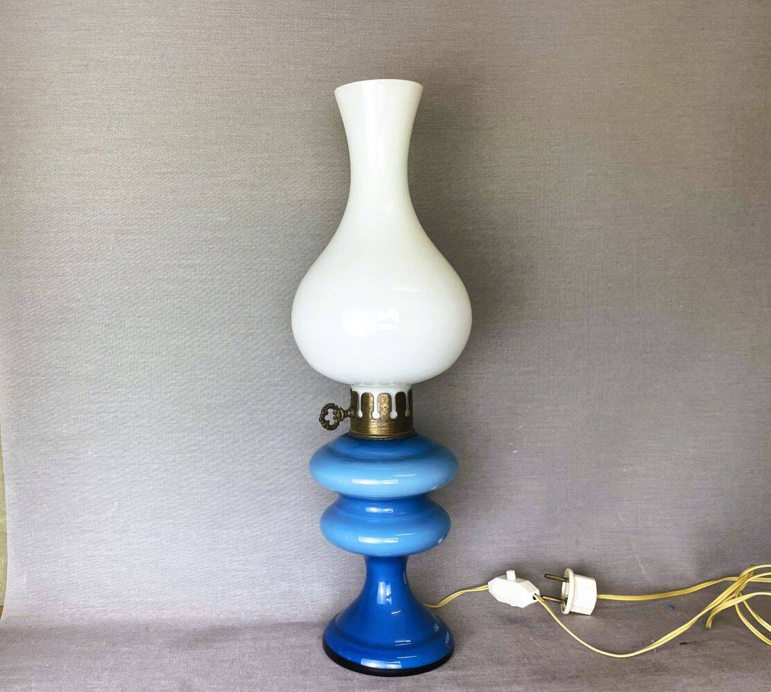 Lampe en verre opalin bleu style lampes à huile