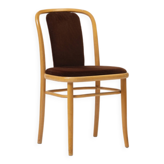 Chaise en bois courbé et velours marron par TON
