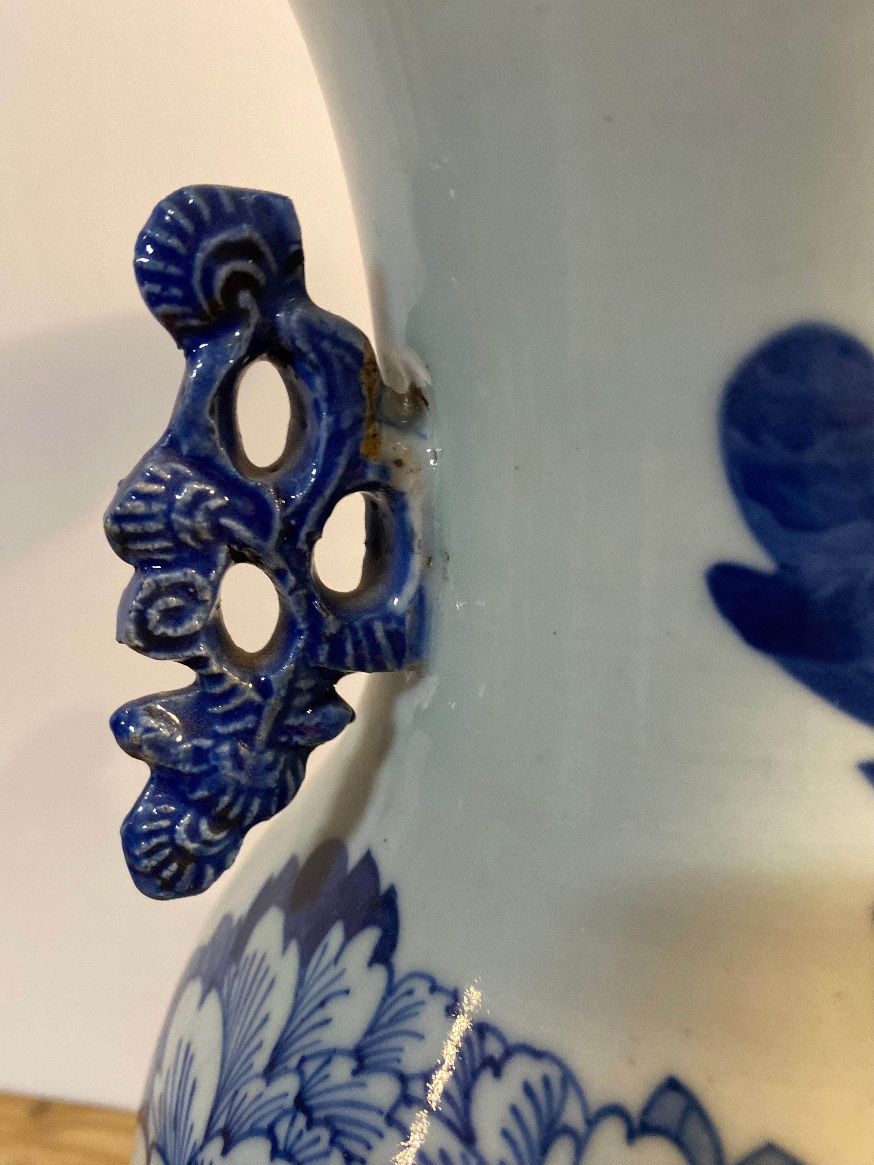 Baluster vase in Chinese porcelain with cobalt blue floral decoration.