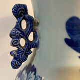 Baluster vase in Chinese porcelain with cobalt blue floral decoration.