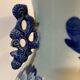 Vase balustre en porcelaine de Chine à décor floral bleu cobalt