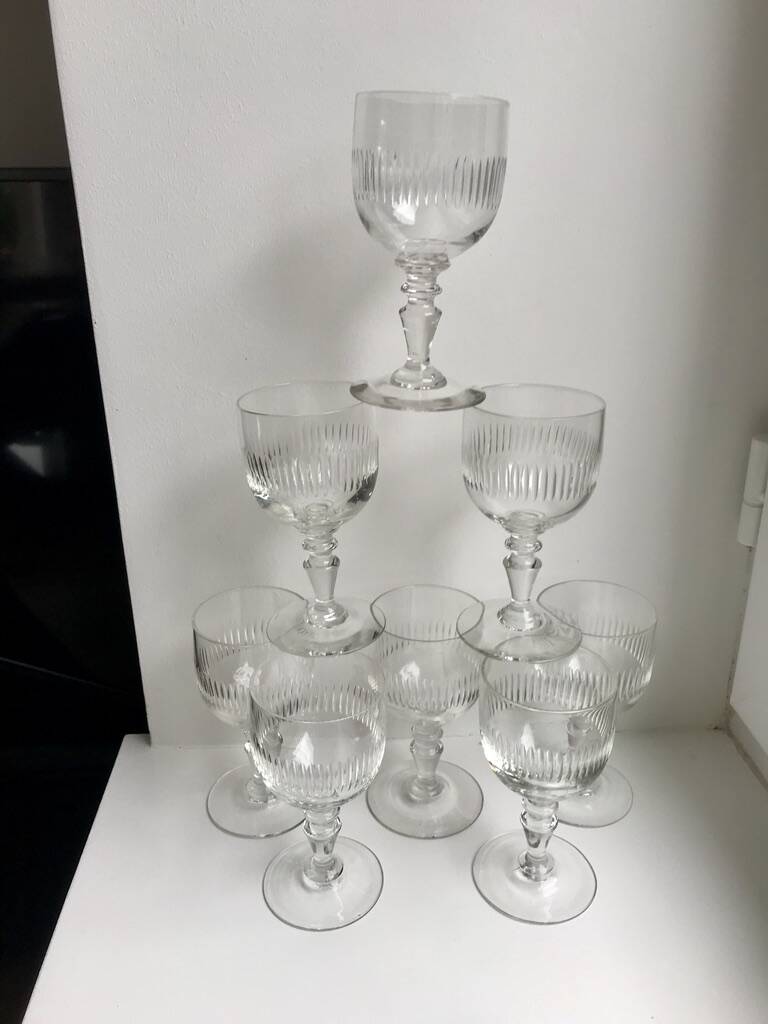 Ensemble de 8 verres à pied en verre moulé années 30 début XXème