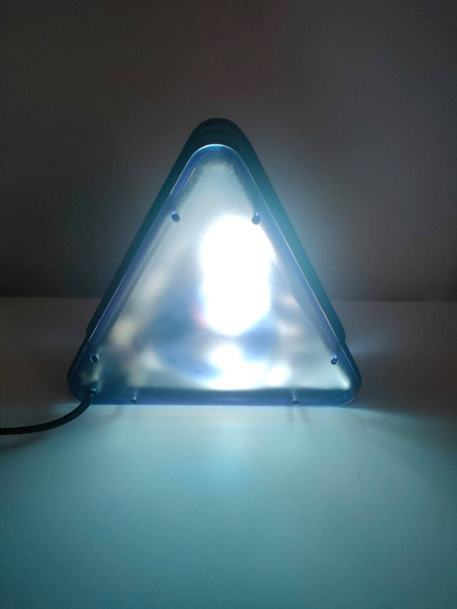 Lampe triangulaire bleue Ottika par Daniels