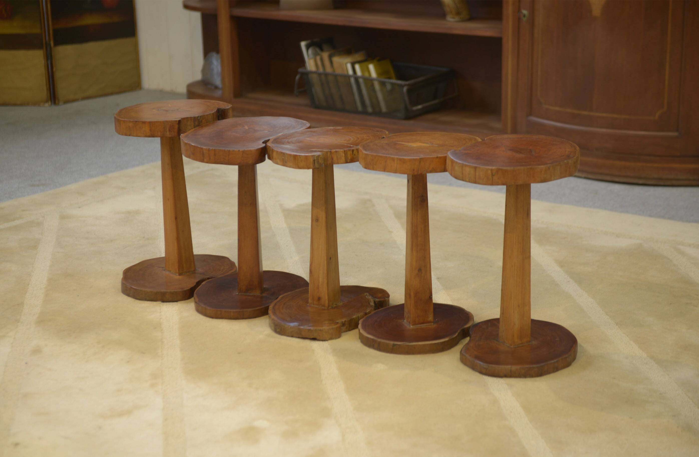 Ensemble de 5 tables d’appoint brutalistes en palissandre 1960’s