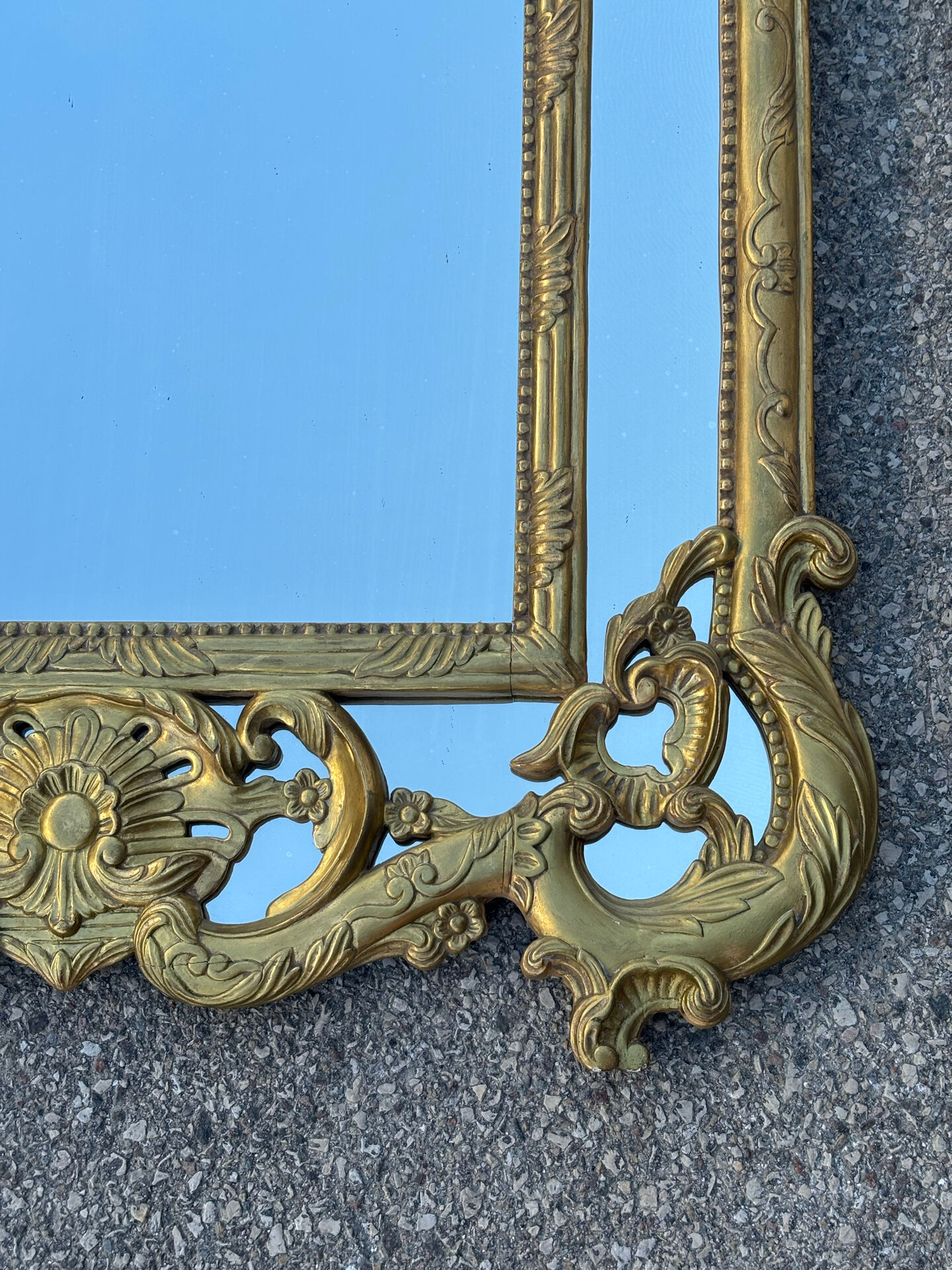 Large mirror with carved and gilded wooden frame, in Regency style.