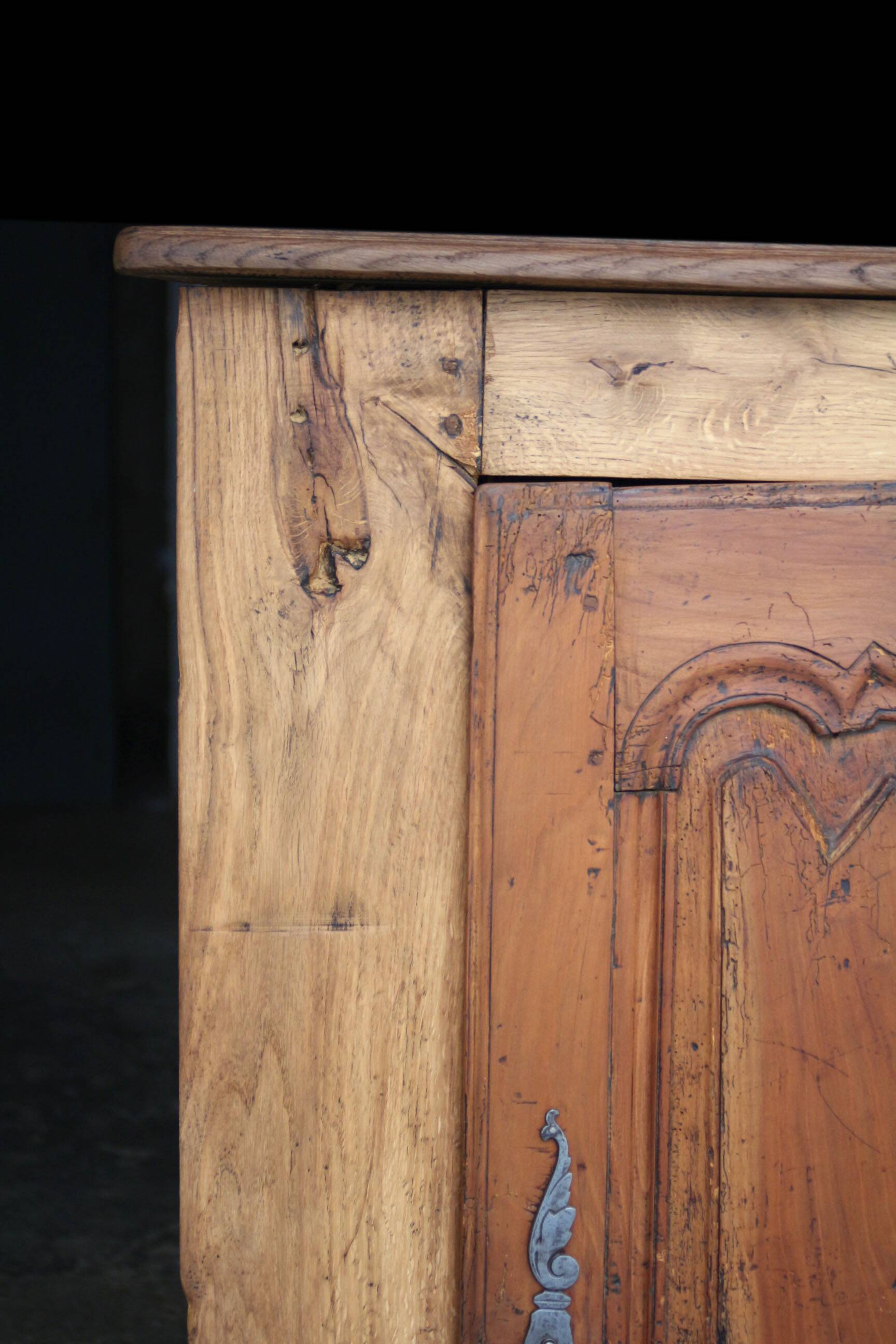 Magnifique meuble d'angle du 18eme siècle. Chêne massif et merisier.