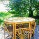 Ensemble d'une table et deux chaises en rotin