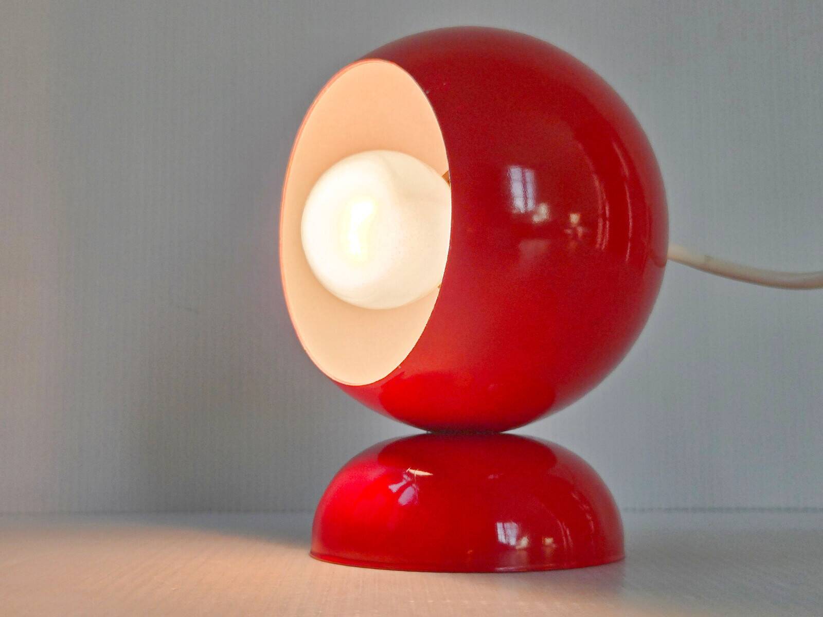 Lampe Space Age en tôle laquée rouge dans le goût de Magistretti, 1960