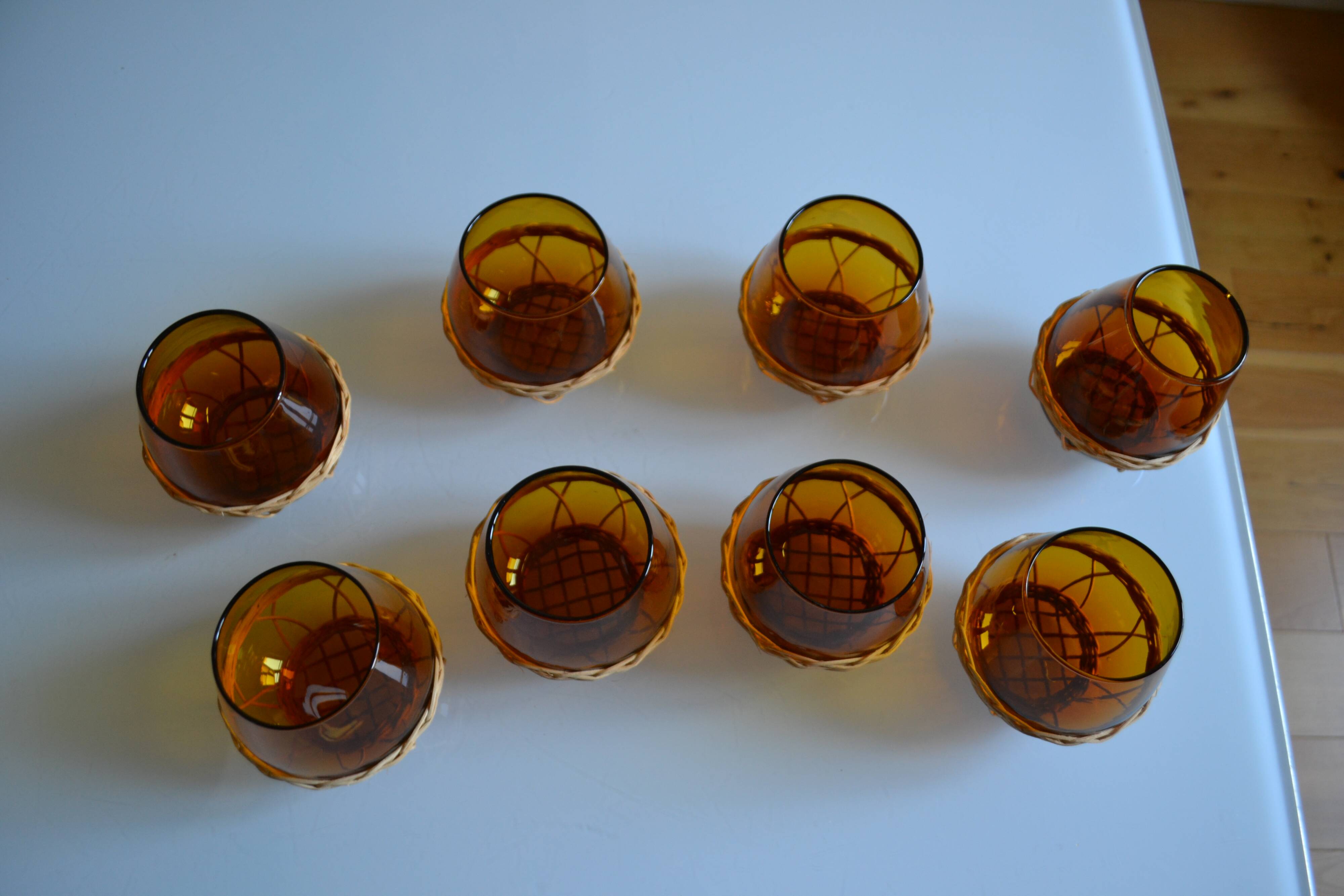 Set of 8 amber glasses & vintage rattan 1970