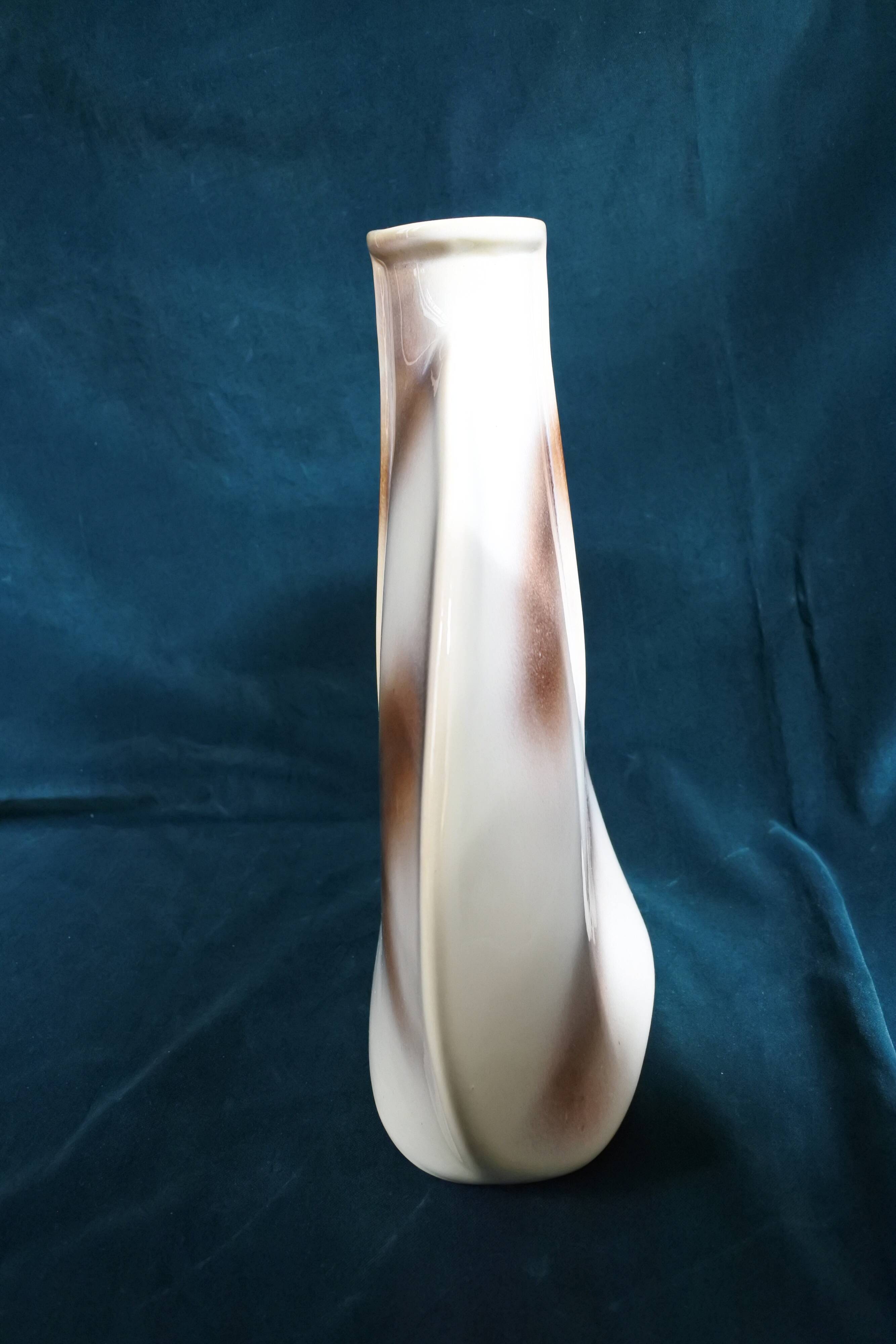 Flat vase